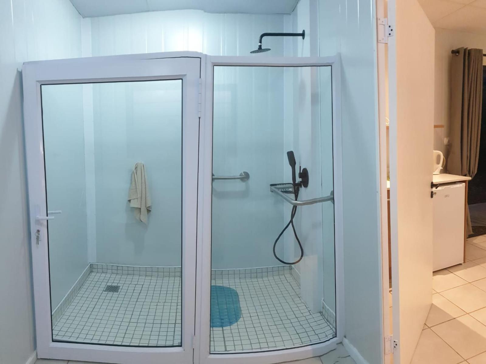 King Room with Roll-In Shower - Disability Access photo 1