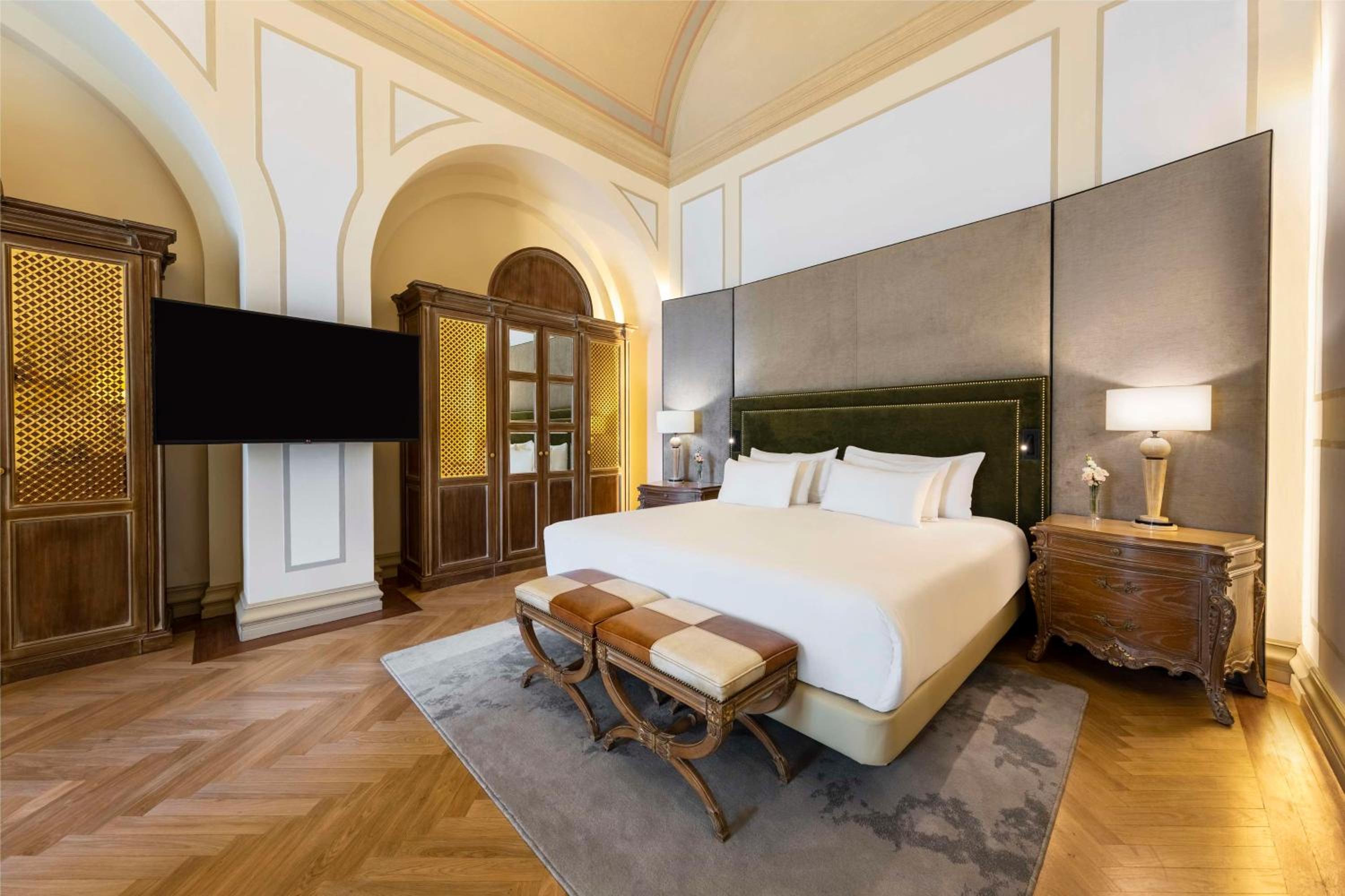 Carlo IV Suite thumbnail 5
