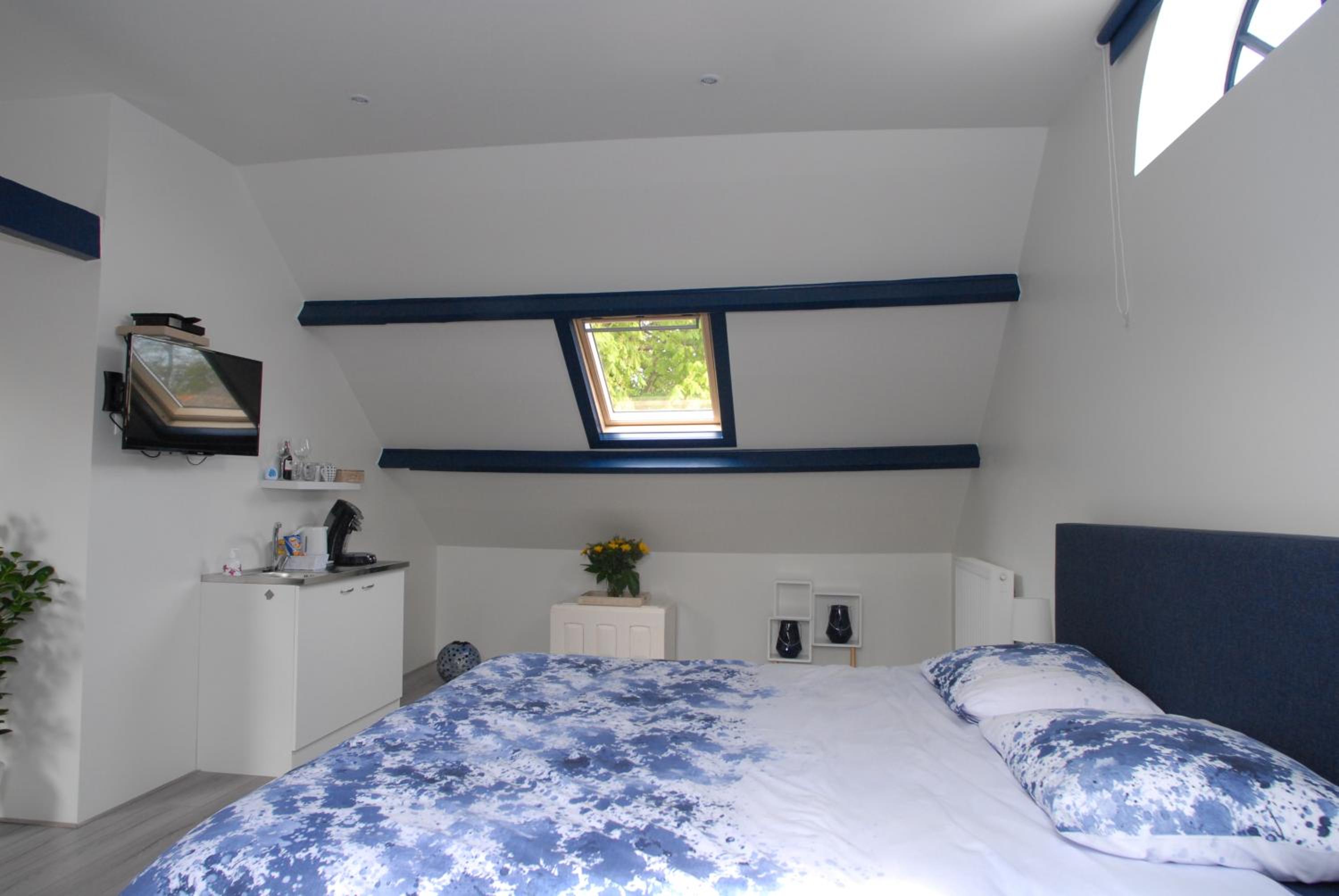 Deluxe Double Room with Bath - Photo 4