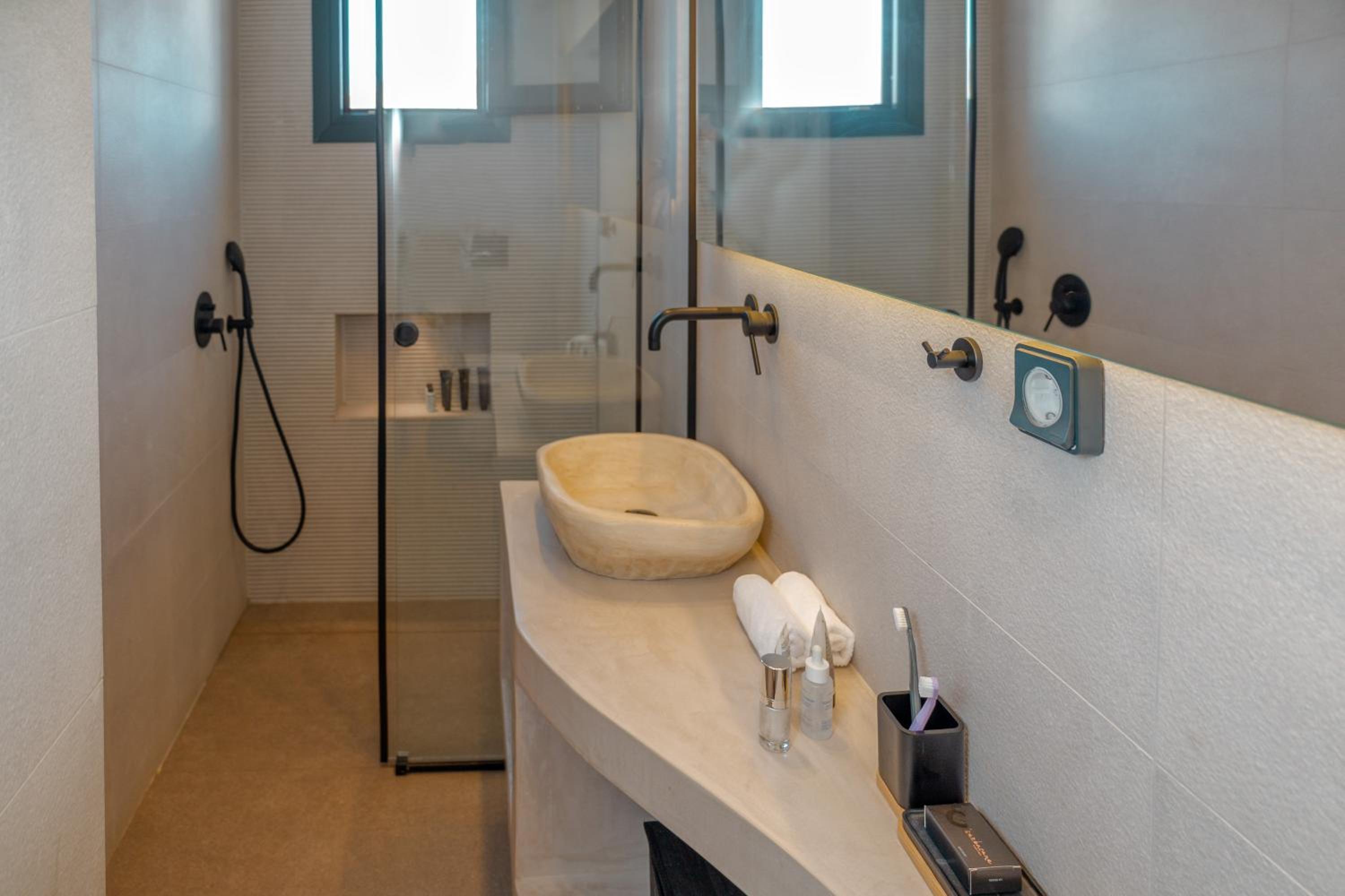 Elegant Suite with Panoramic Sea View and Outdoor Hot Tub - Photo 6