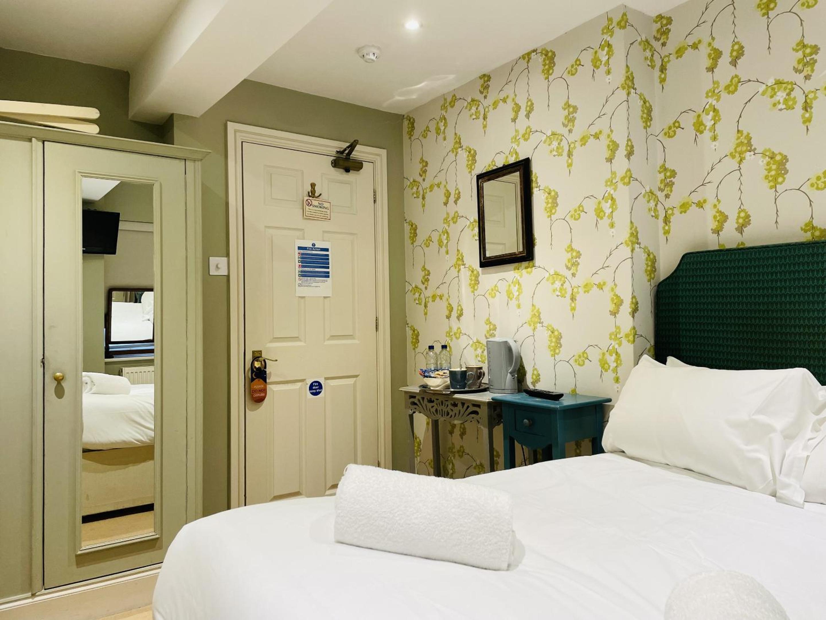 Double Room with Private Bathroom photo 2