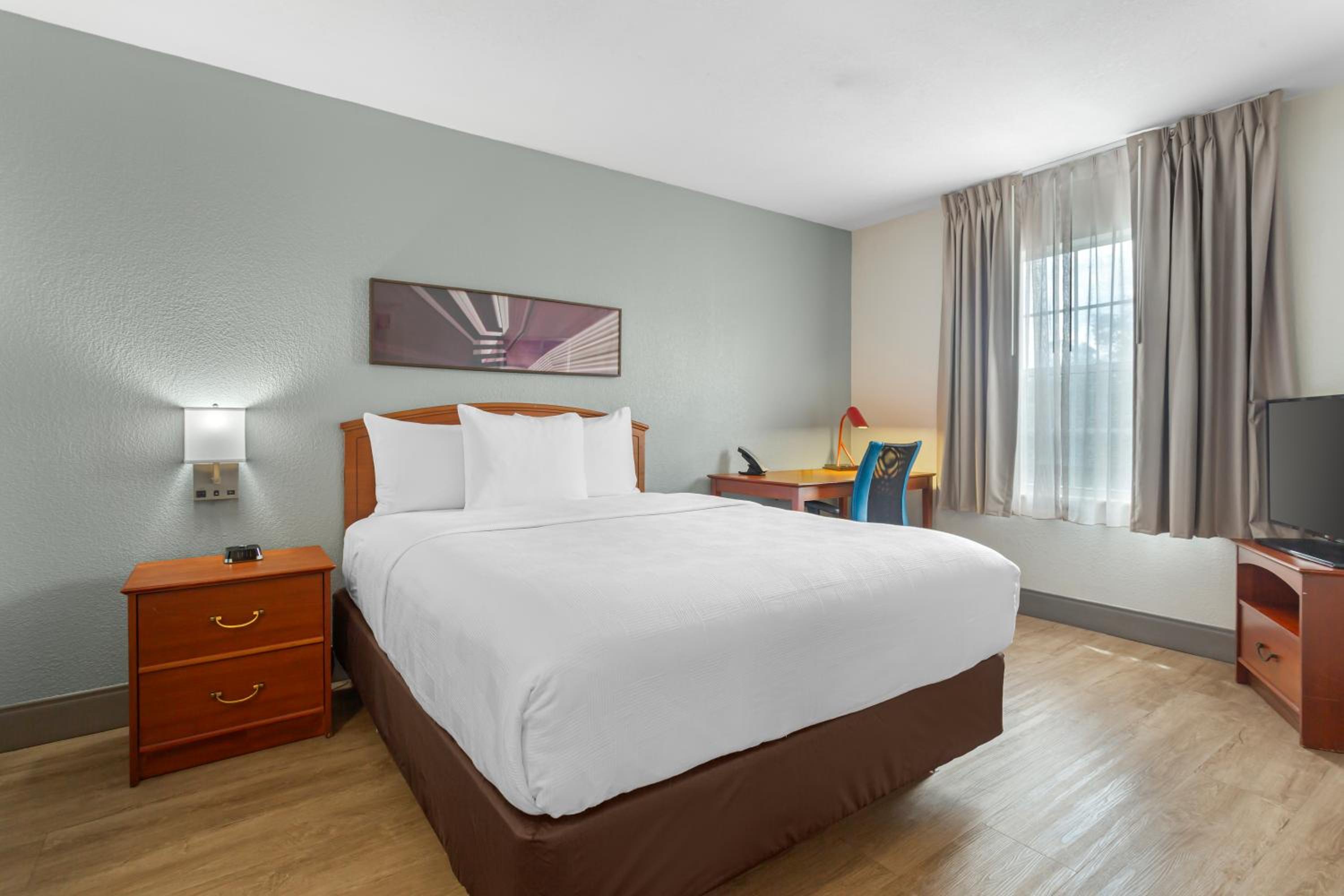 Quadruple Room with Two Queen Beds - Non Smoking - Photo 5