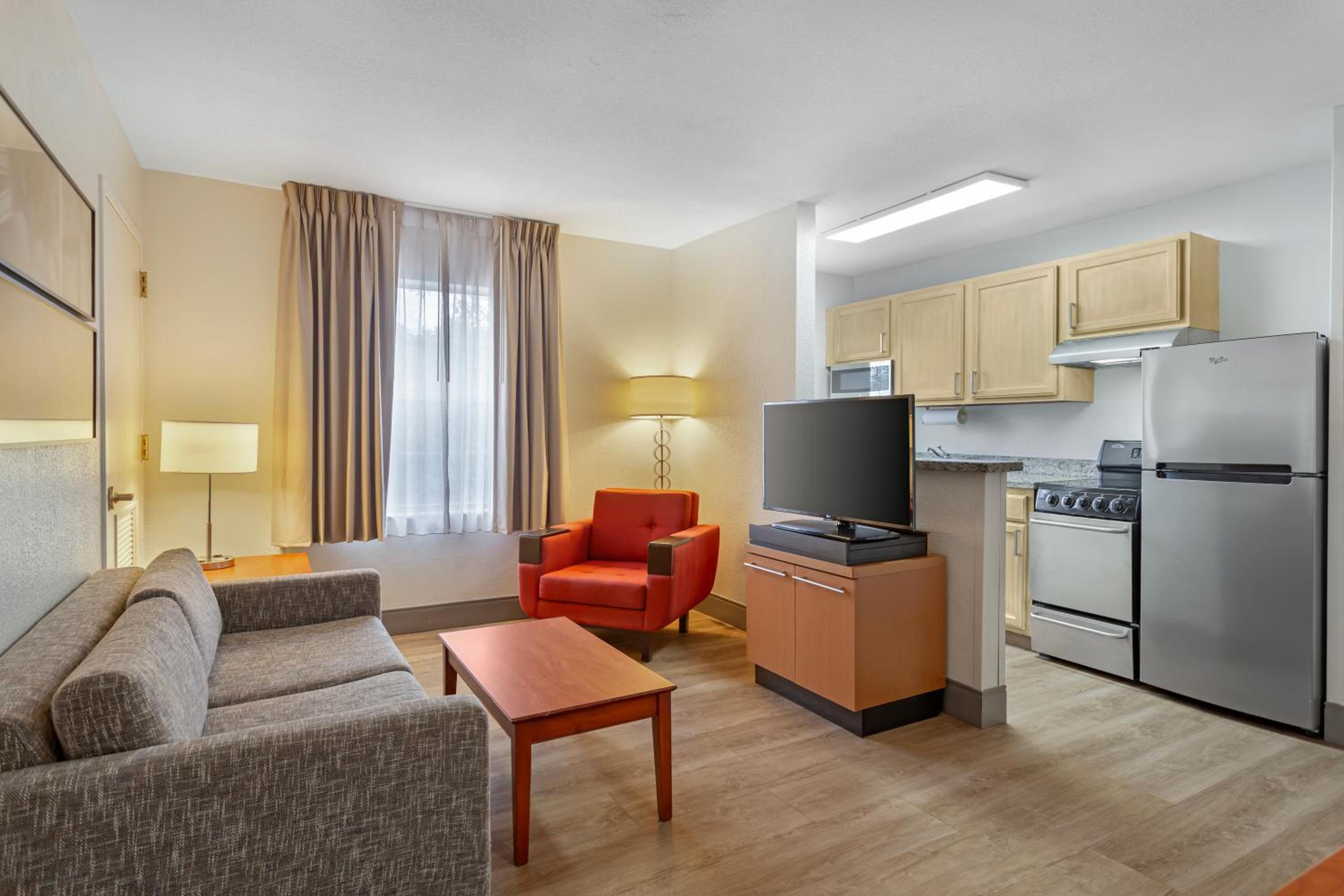 Quadruple Room with Two Queen Beds - Non Smoking - Photo 4