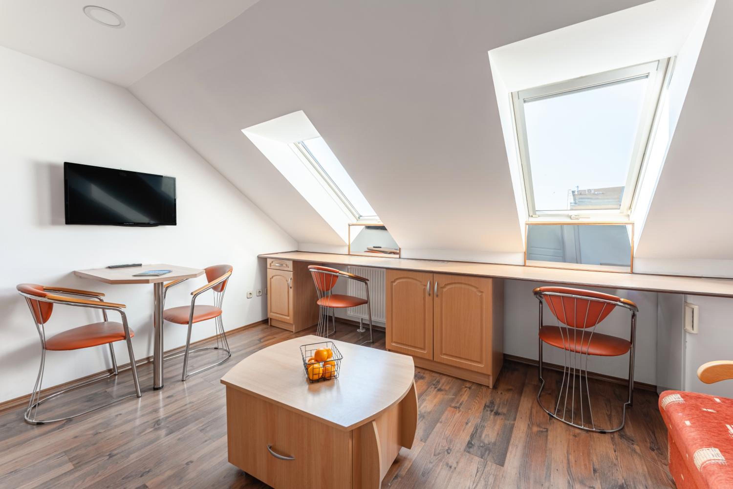 One-bedroom Loft Apartment  photo 2