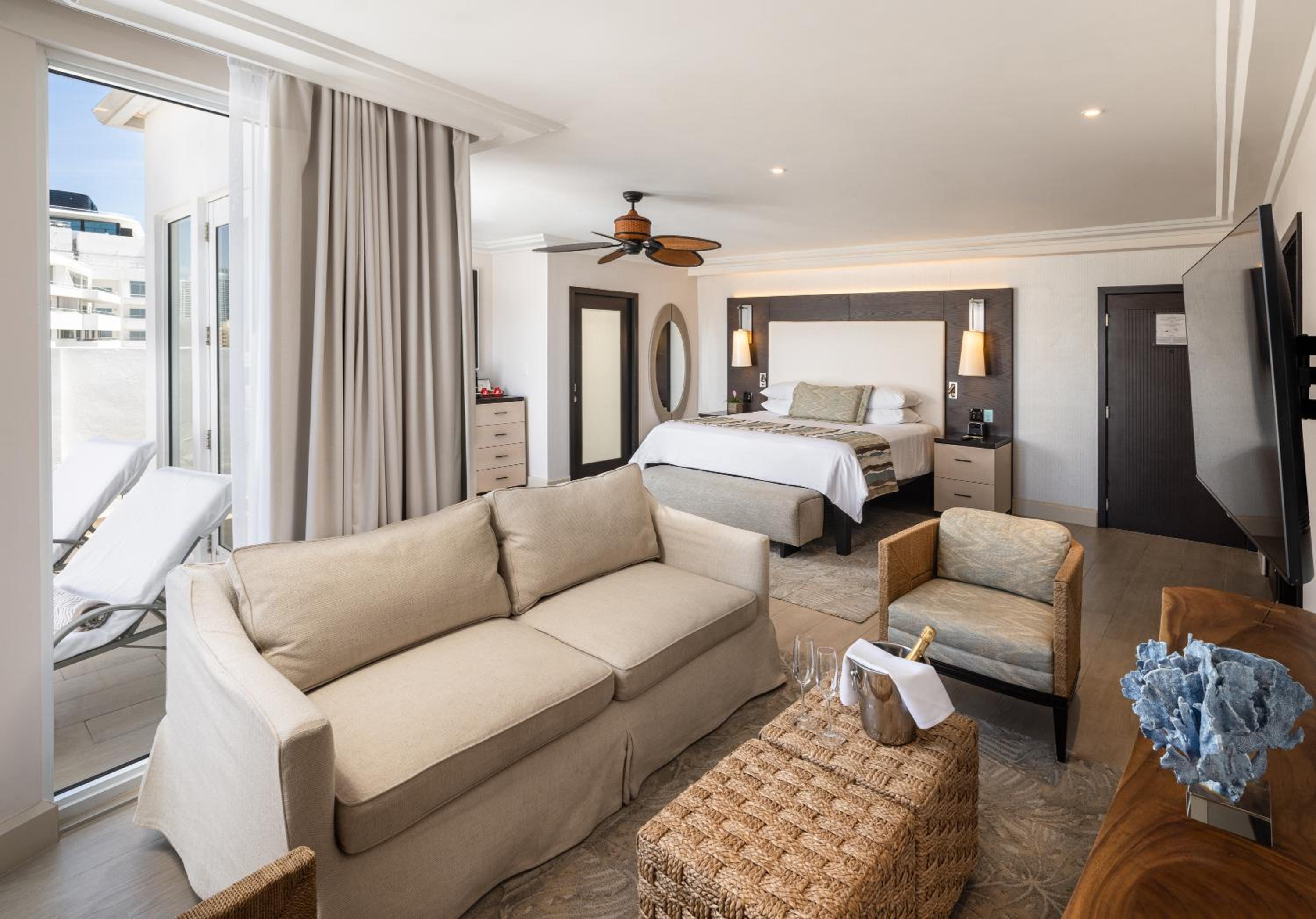 Junior Suite with Balcony - Photo 7