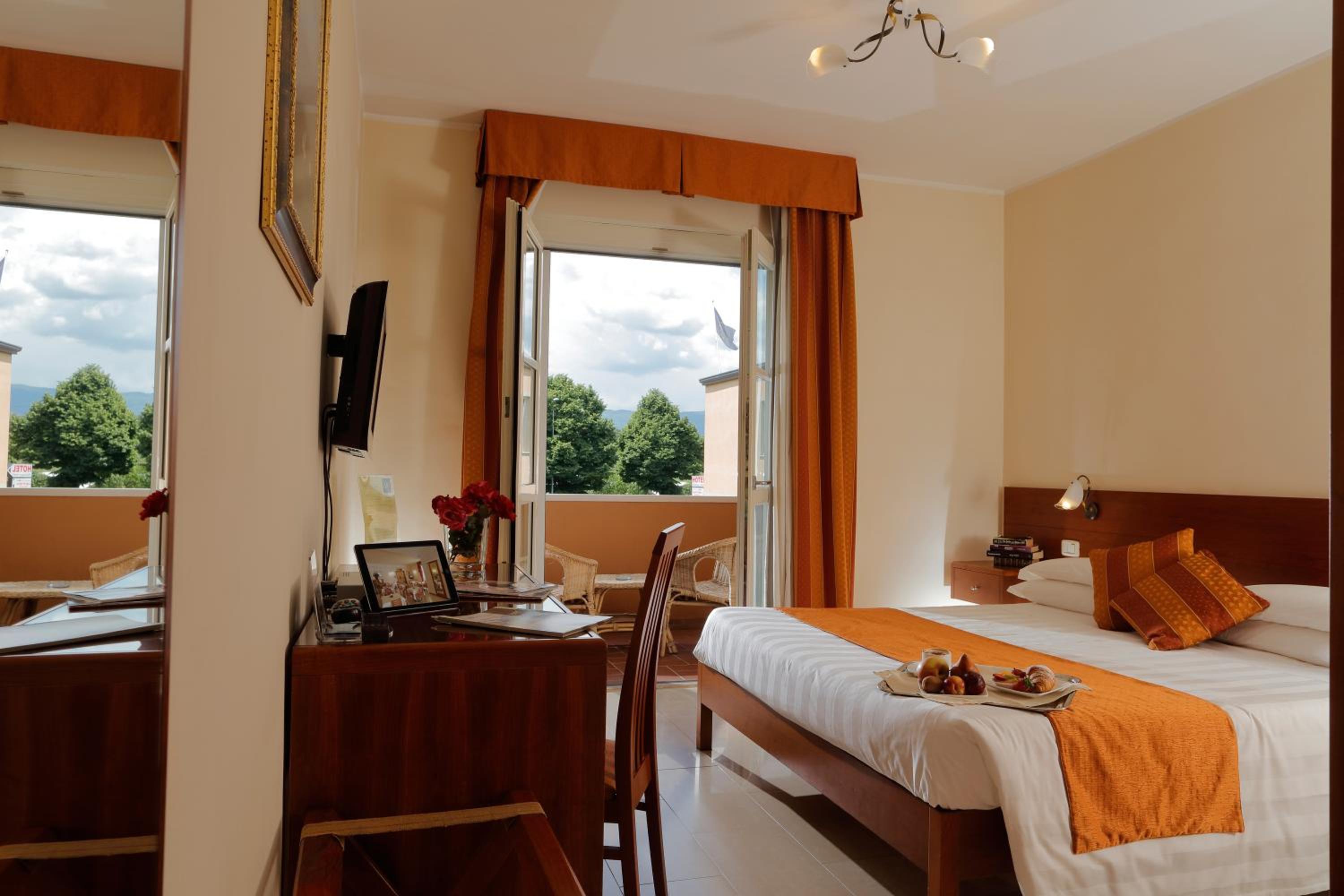 Superior Double Room with Balcony - Photo 3