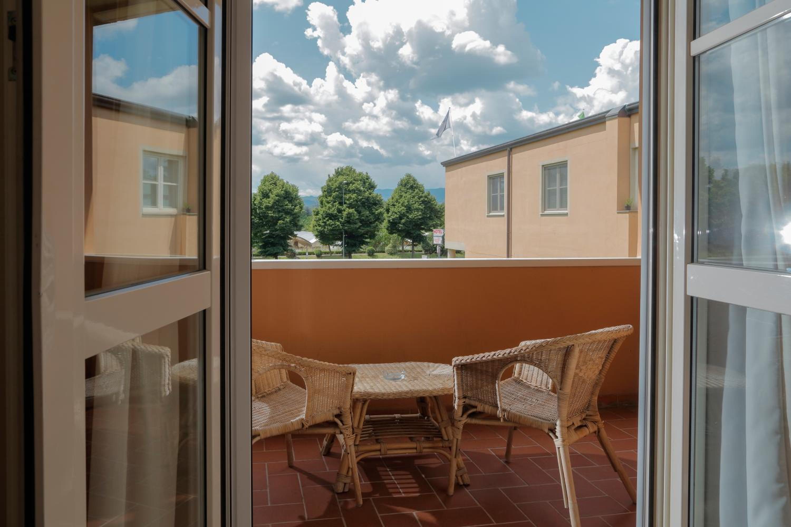 Superior Double Room with Balcony - Photo 4