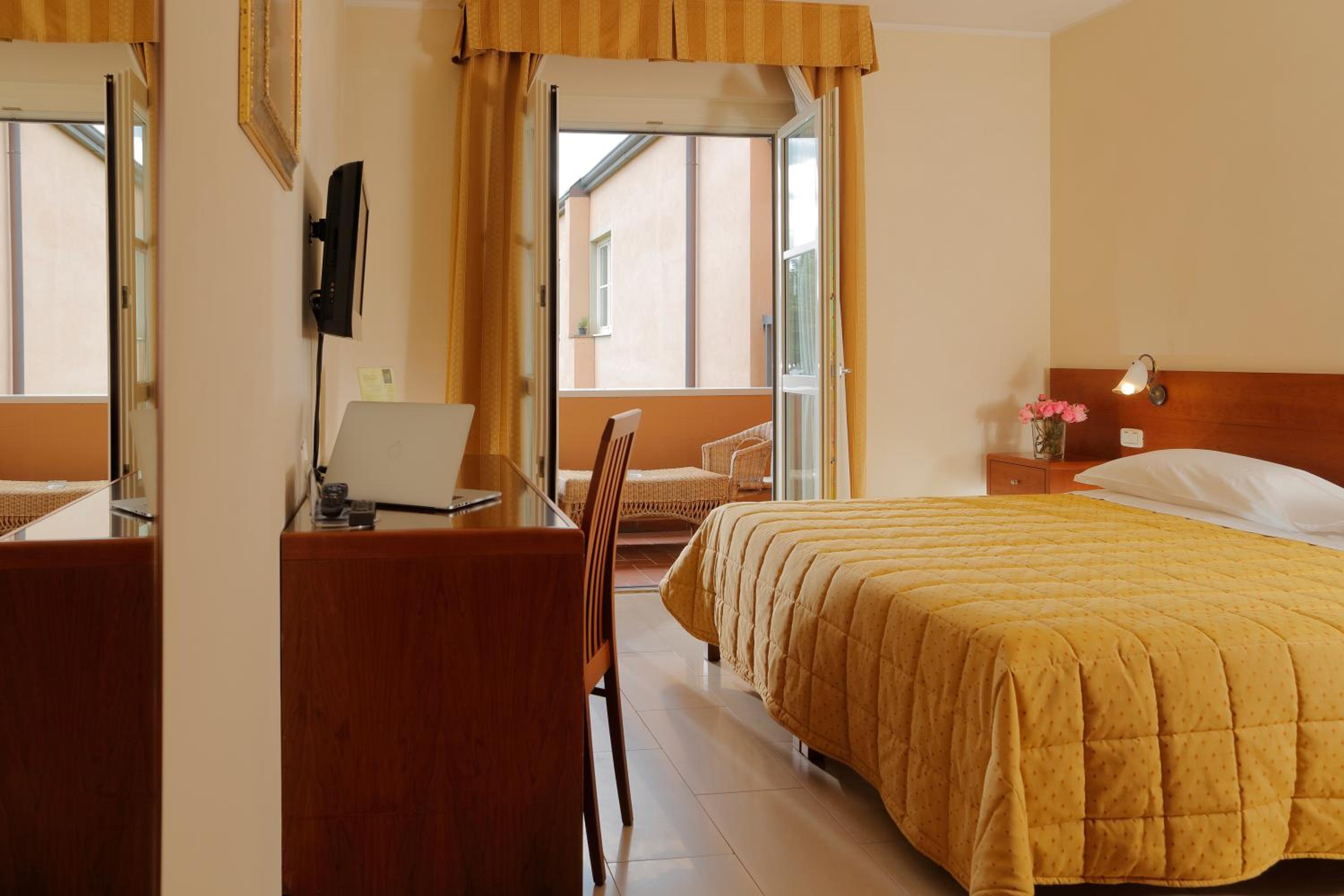 Standard Double Room - Photo 7