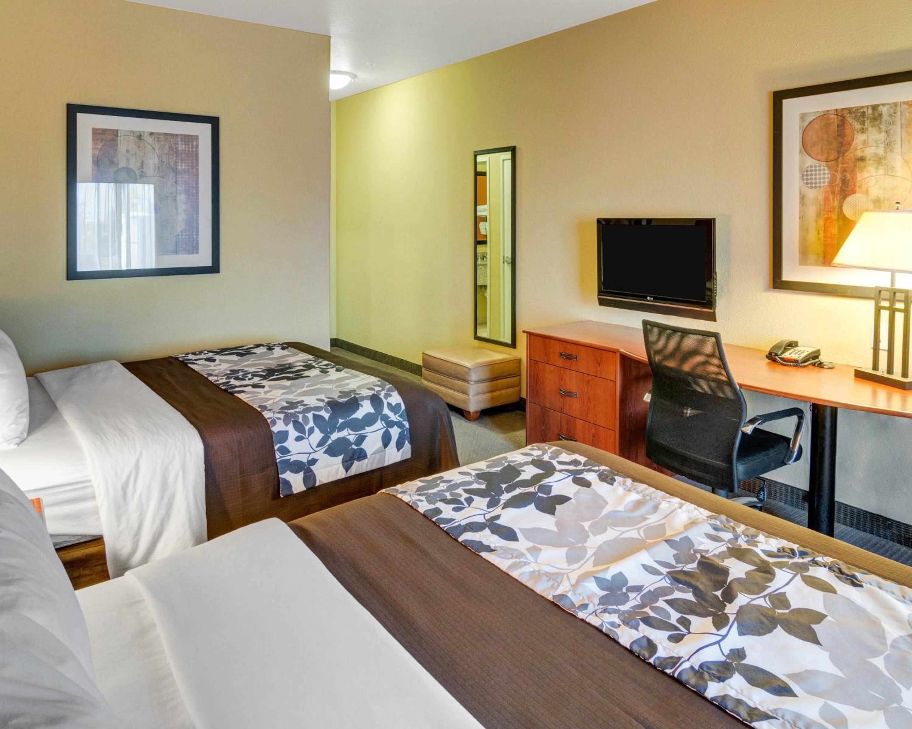 Queen Room with Two Queen Beds - Non-Smoking - Photo 3