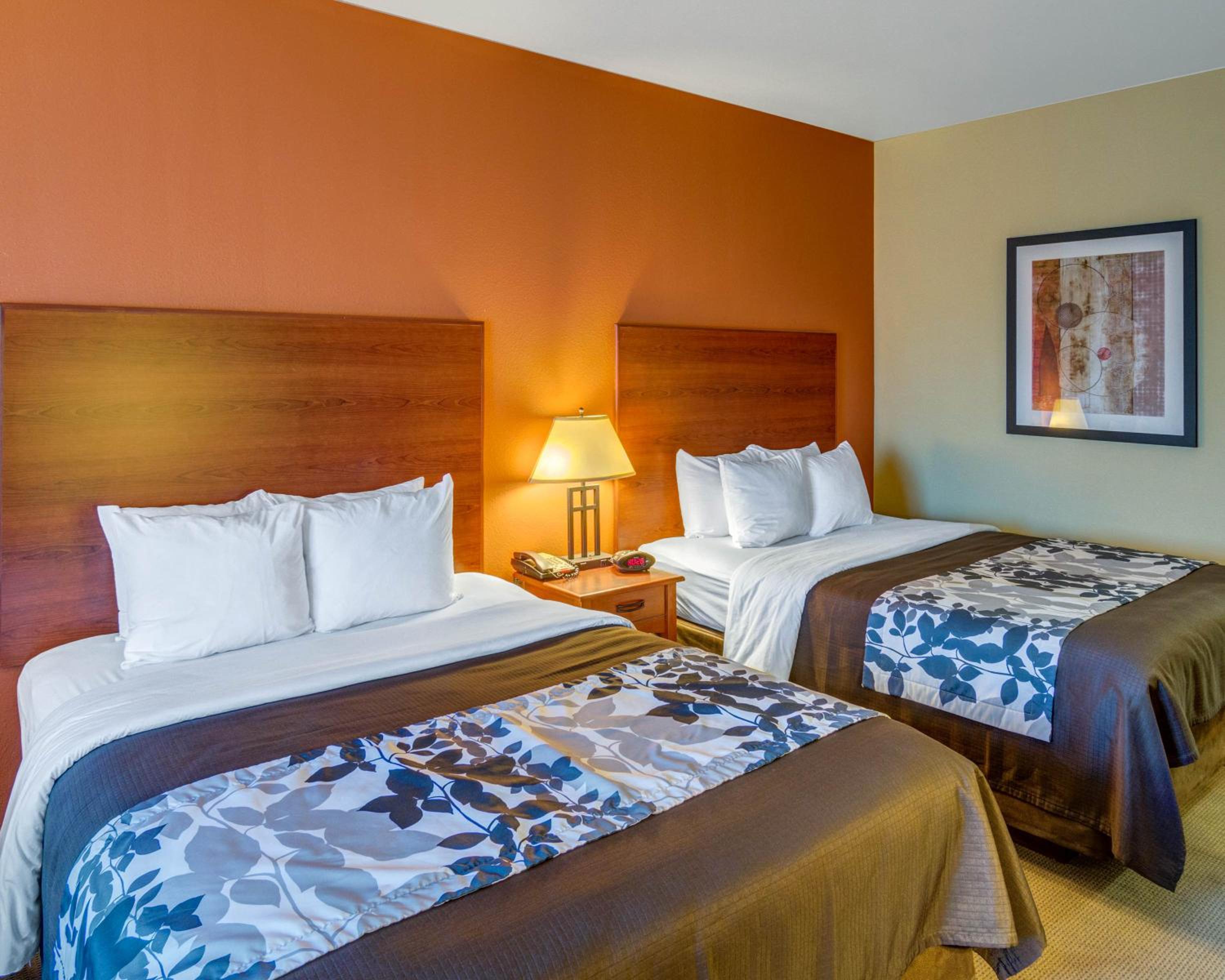 Queen Room with Two Queen Beds - Non-Smoking - Photo 8