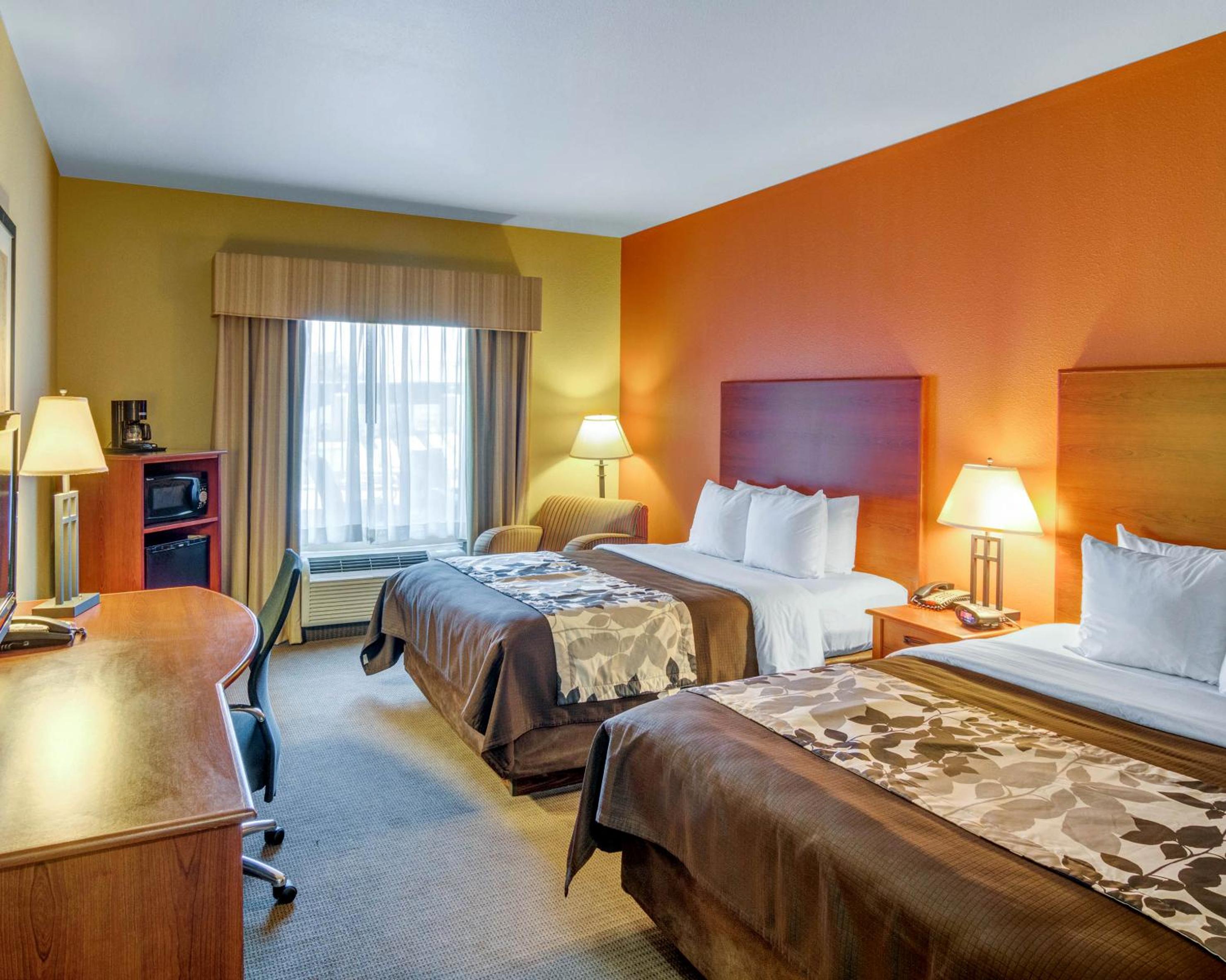 Queen Room with Two Queen Beds - Non-Smoking - Photo 2