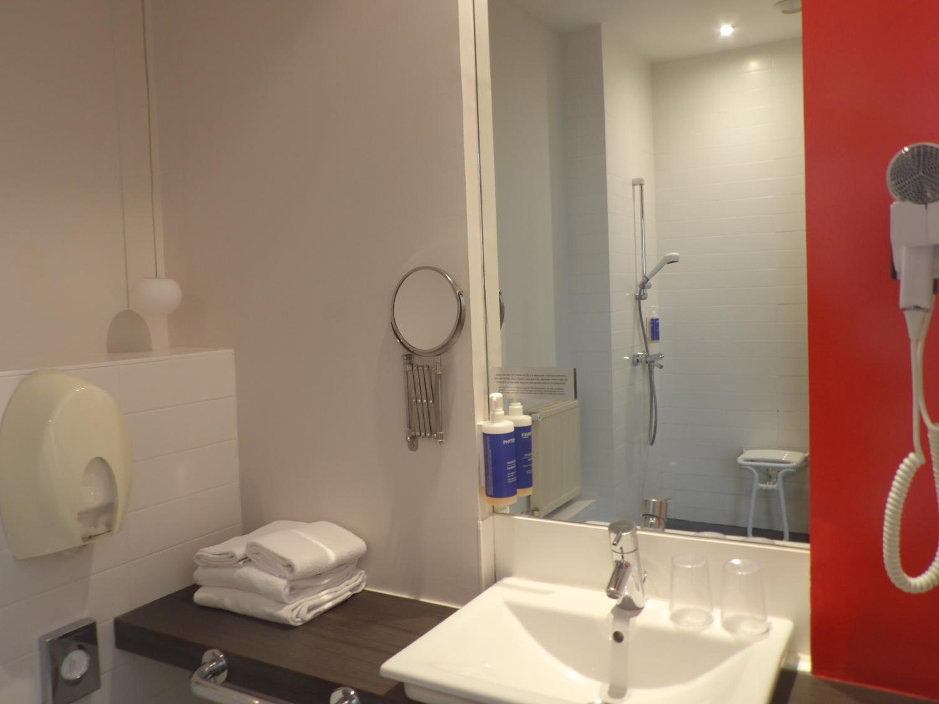 Standard Double Room - Cliff side - Disability Access photo 2