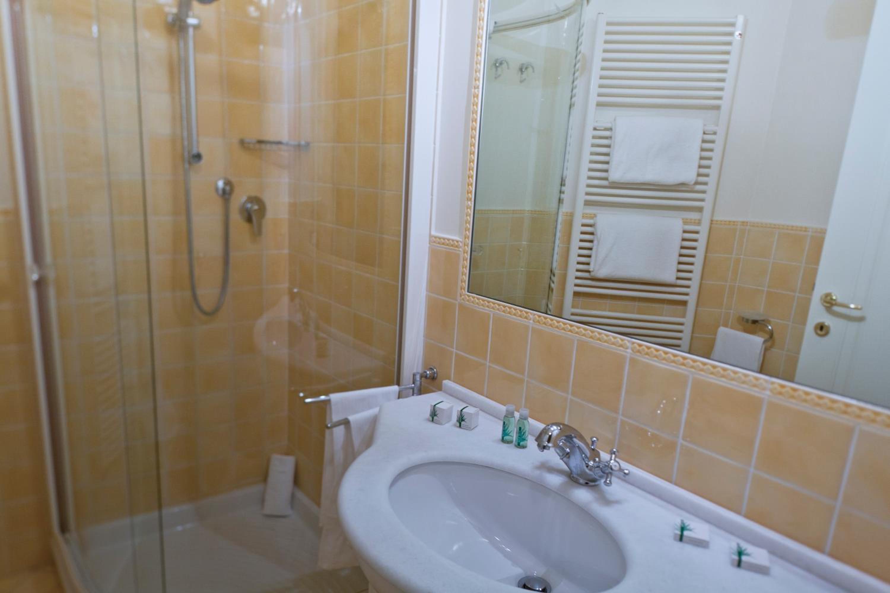 Queen Suite - Photo 13