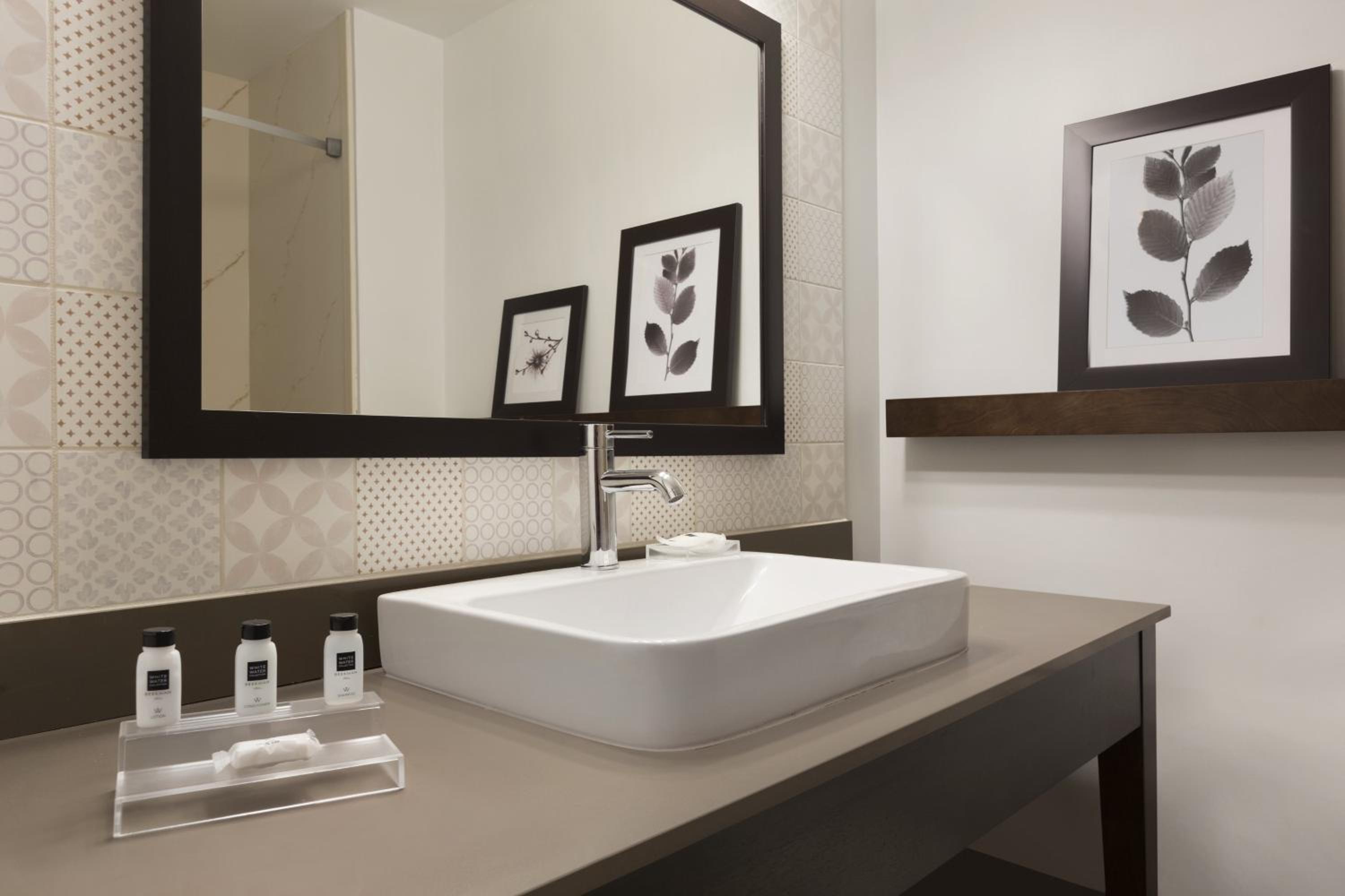 One-Bedroom King Suite - Non-Smoking - Photo 4
