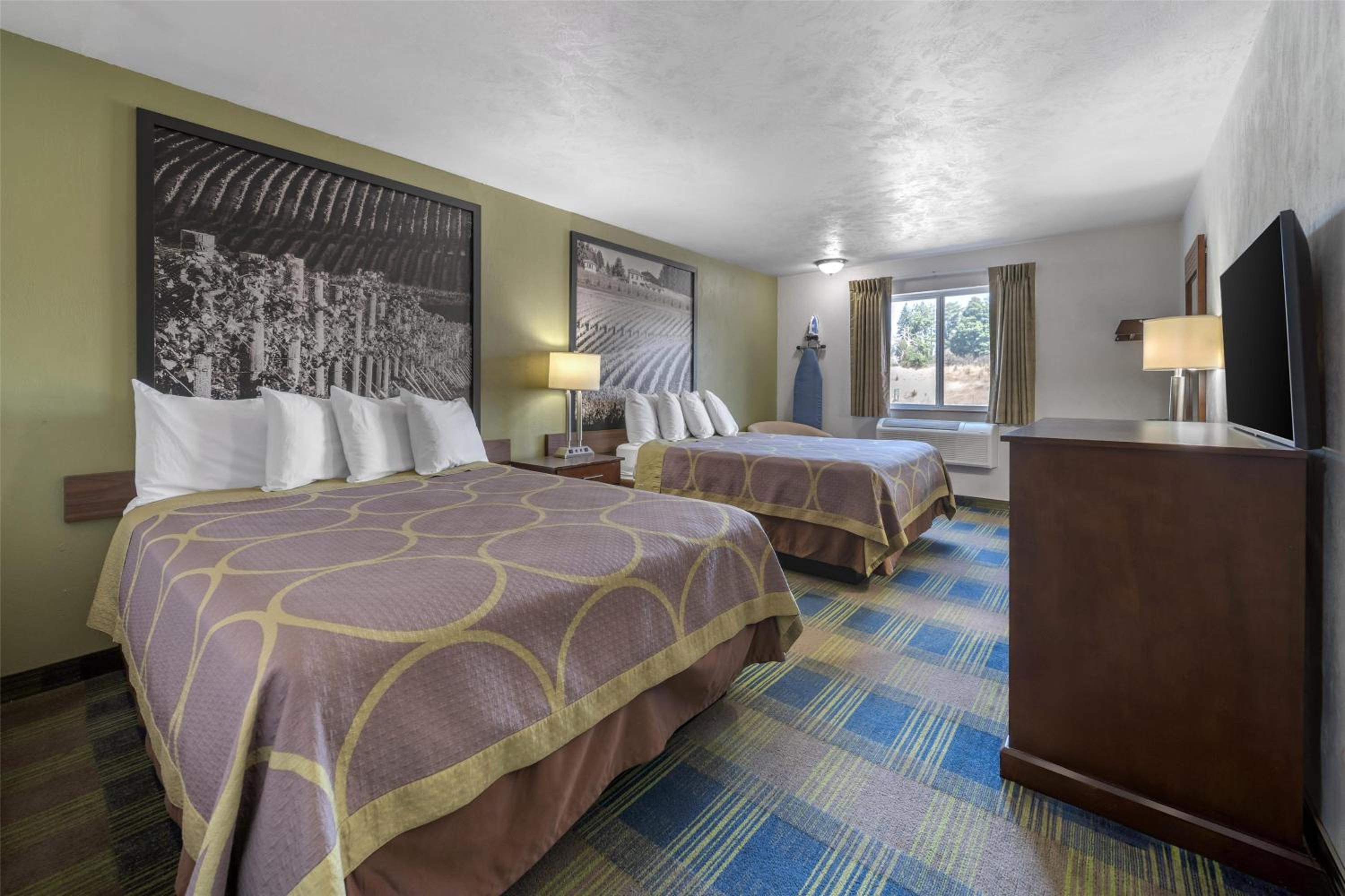 Queen Room with Two Queen Beds - Non-Smoking - Photo 1