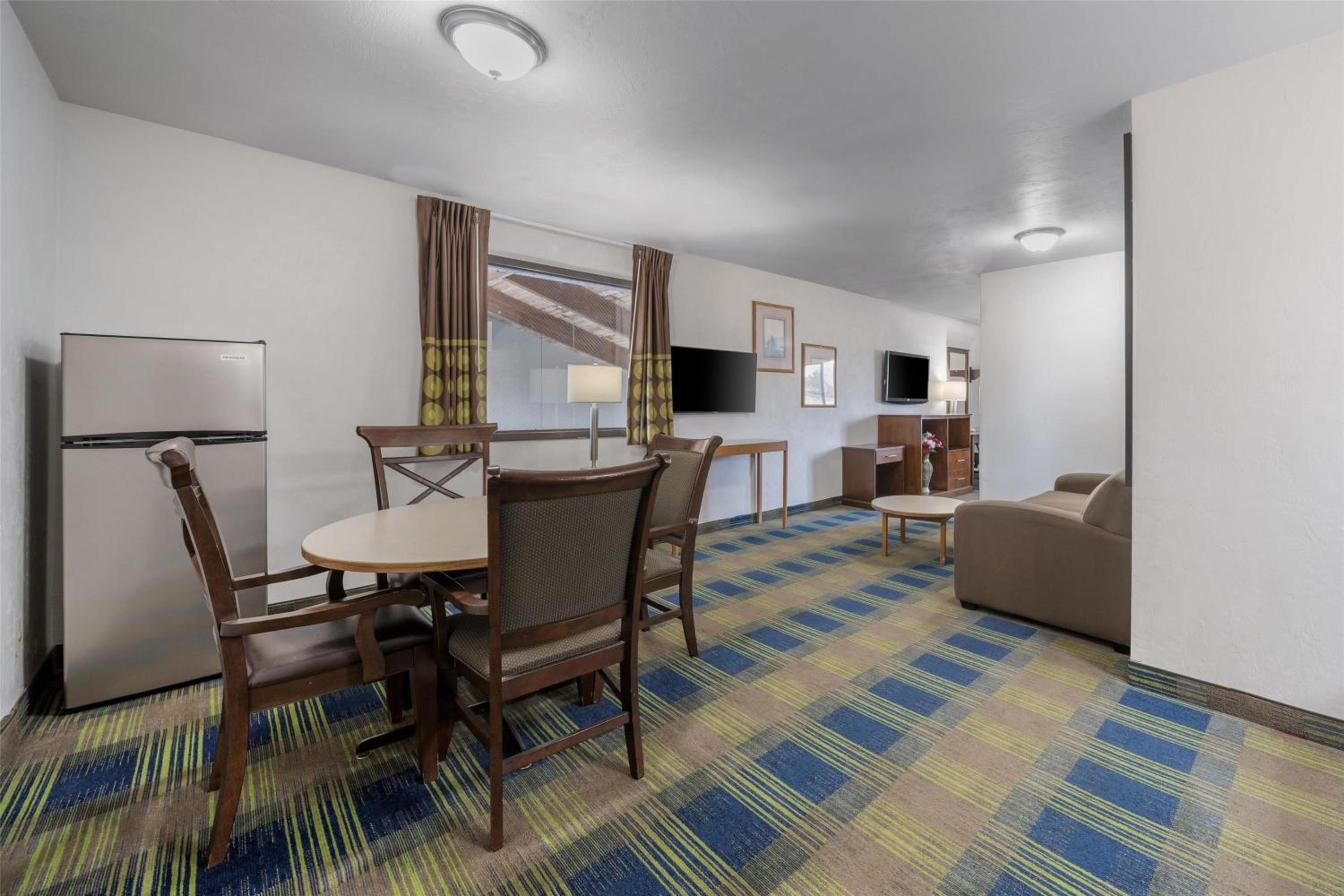Two-Room King Suite with Sofa Bed - Non-Smoking - Photo 2