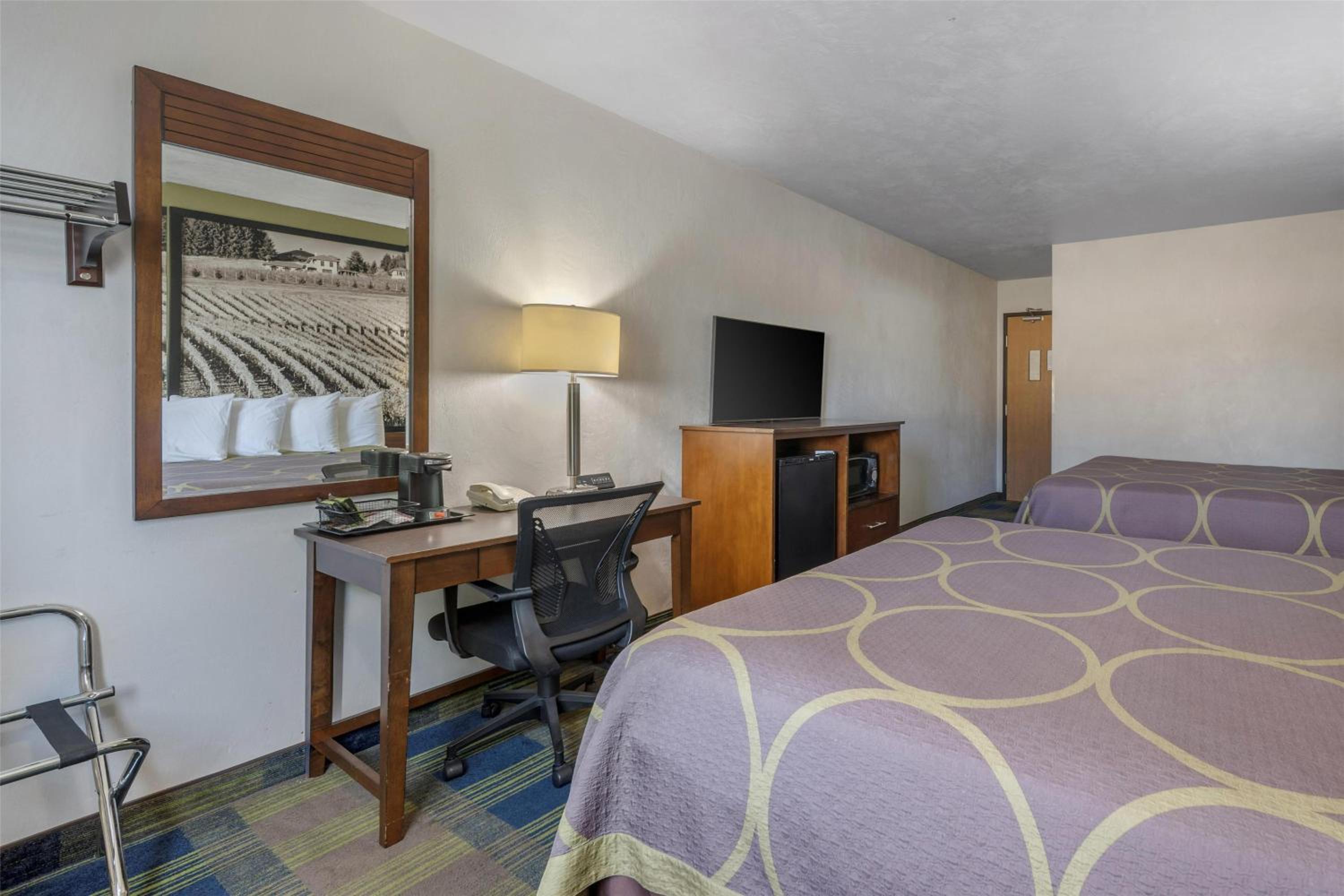 Queen Room with Two Queen Beds - Non-Smoking - Photo 3