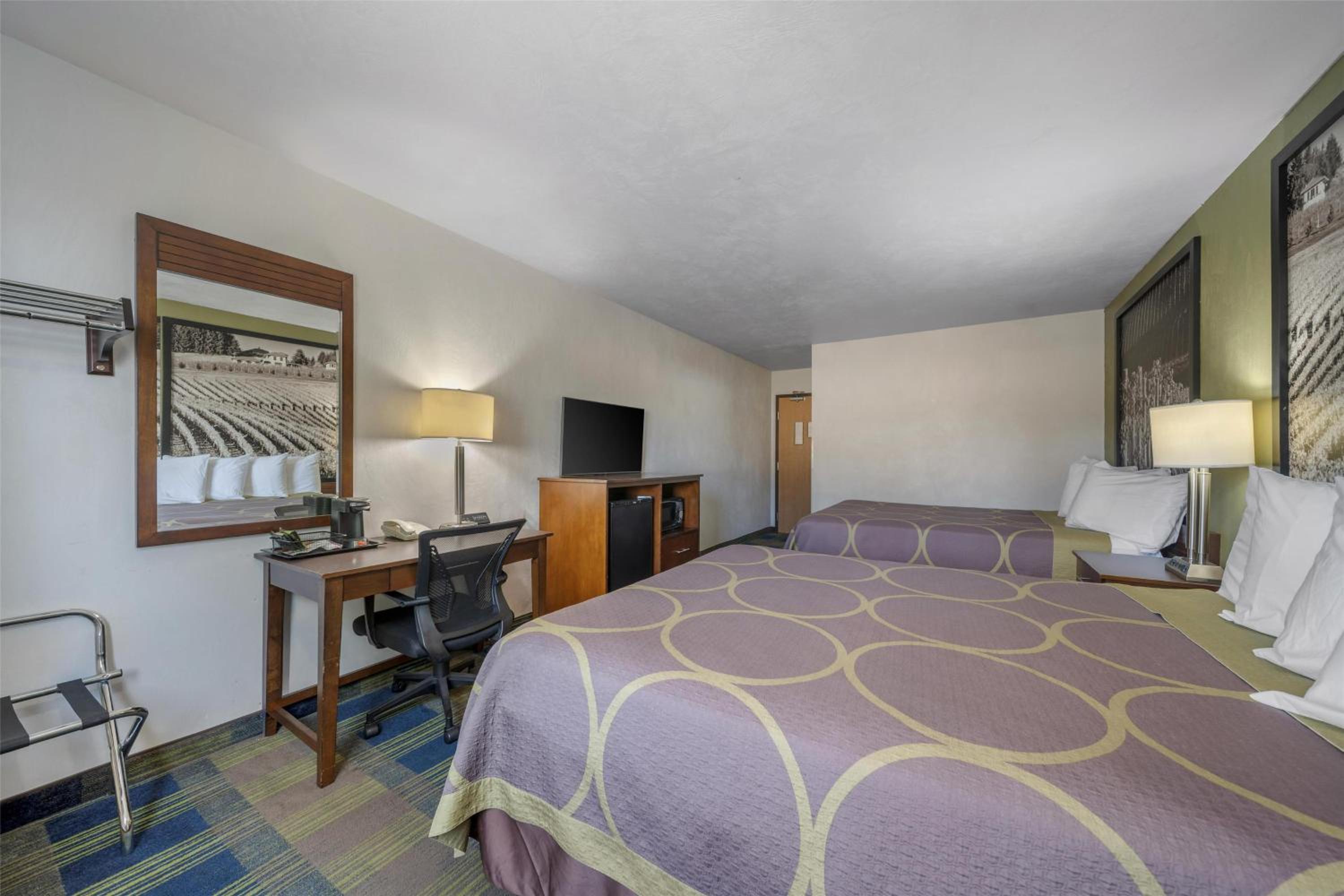 Queen Room with Two Queen Beds - Non-Smoking - Photo 2