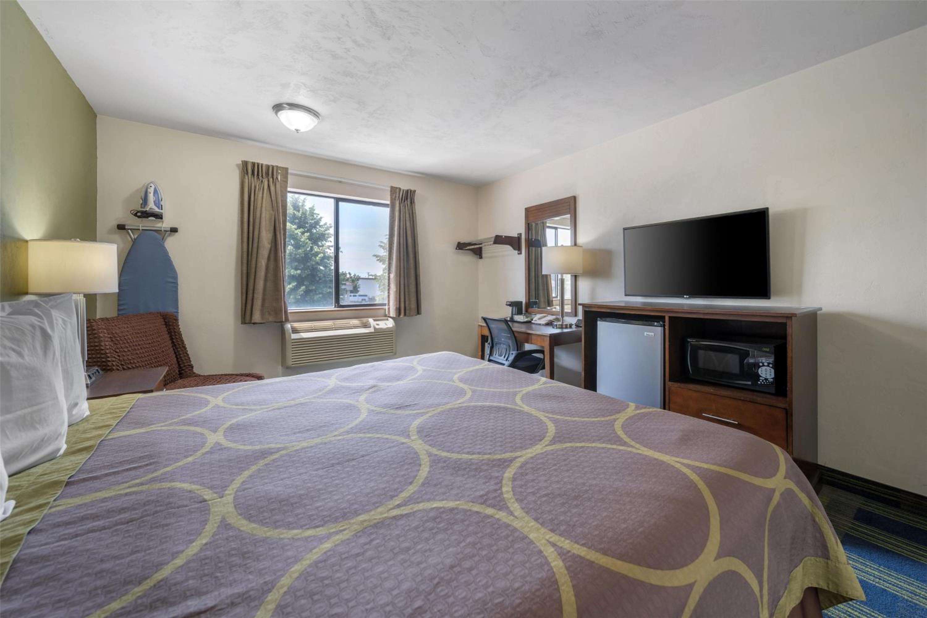 King Room - Non-Smoking - Photo 3