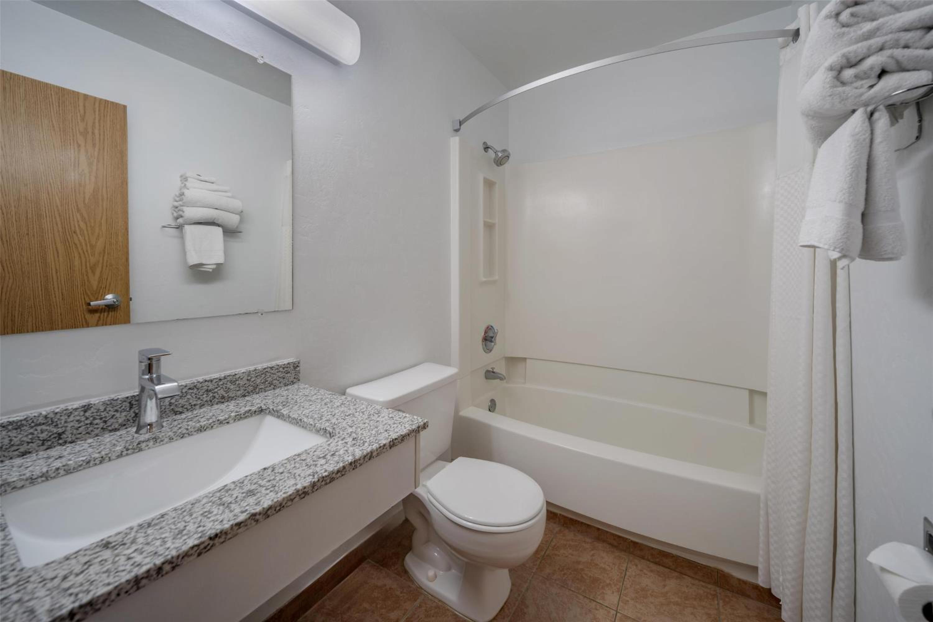 King Room - Non-Smoking - Photo 4