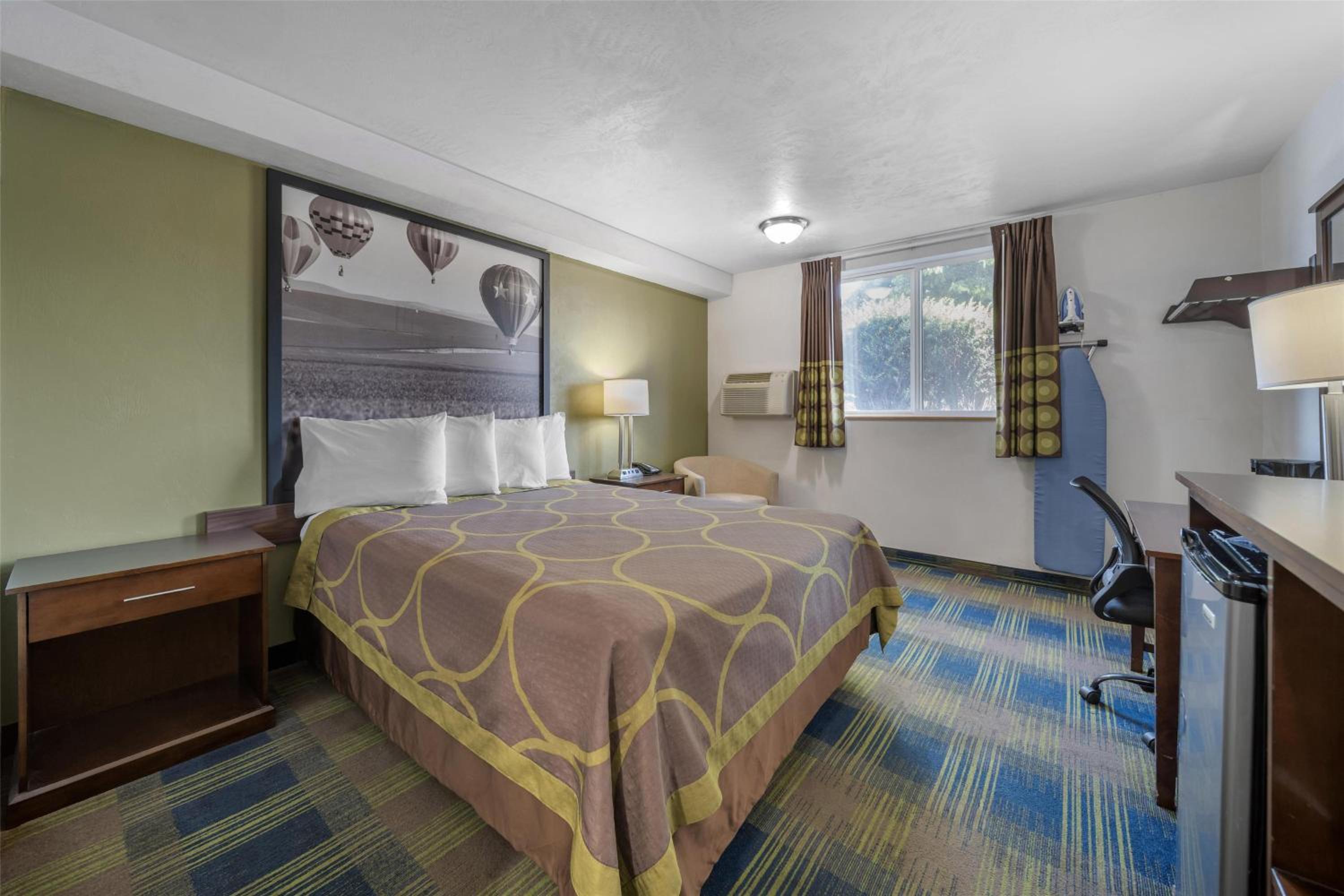 Queen Room with Bath Tub - Mobility Access - Photo 1