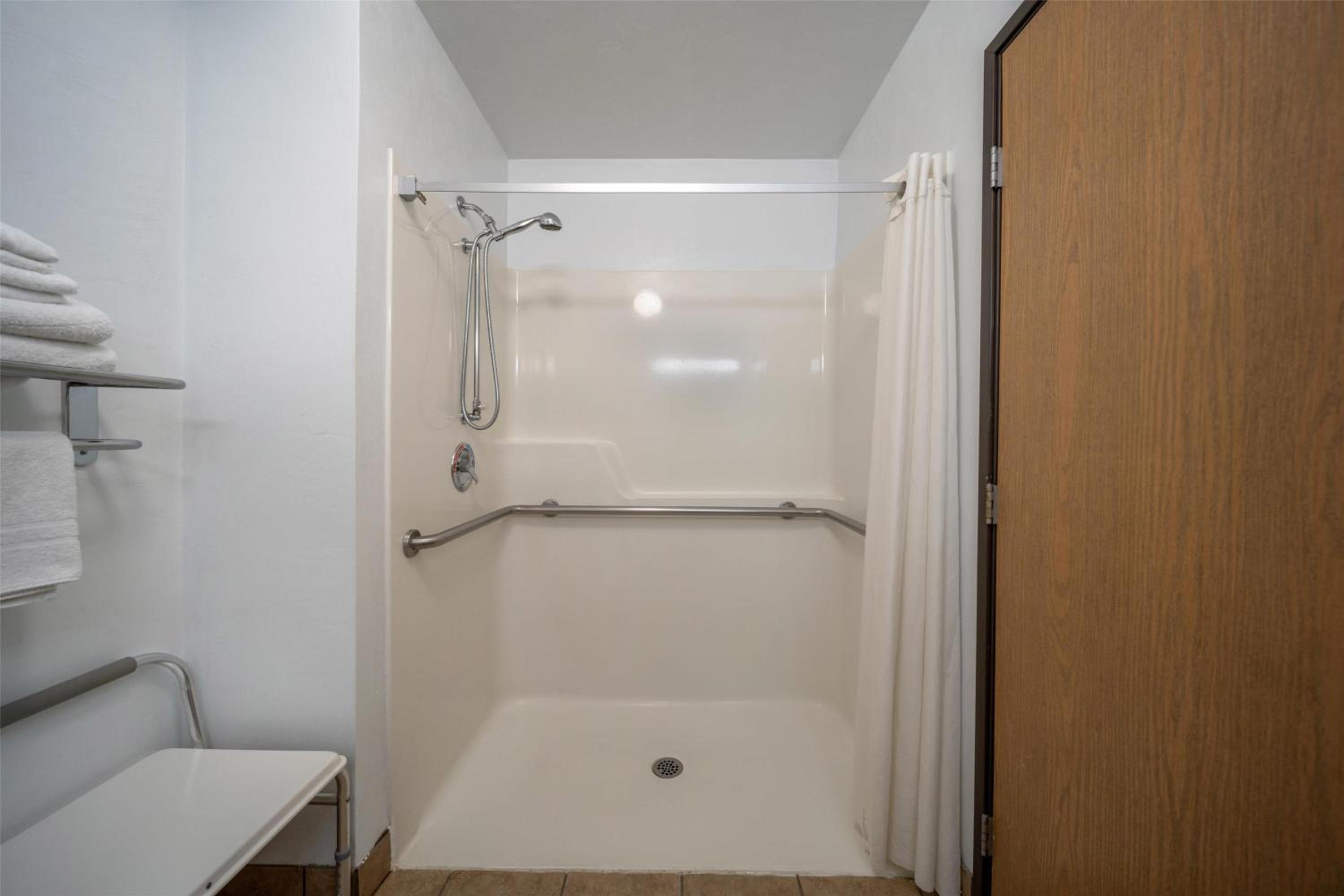 Queen Room with Bath Tub - Mobility Access - Photo 4