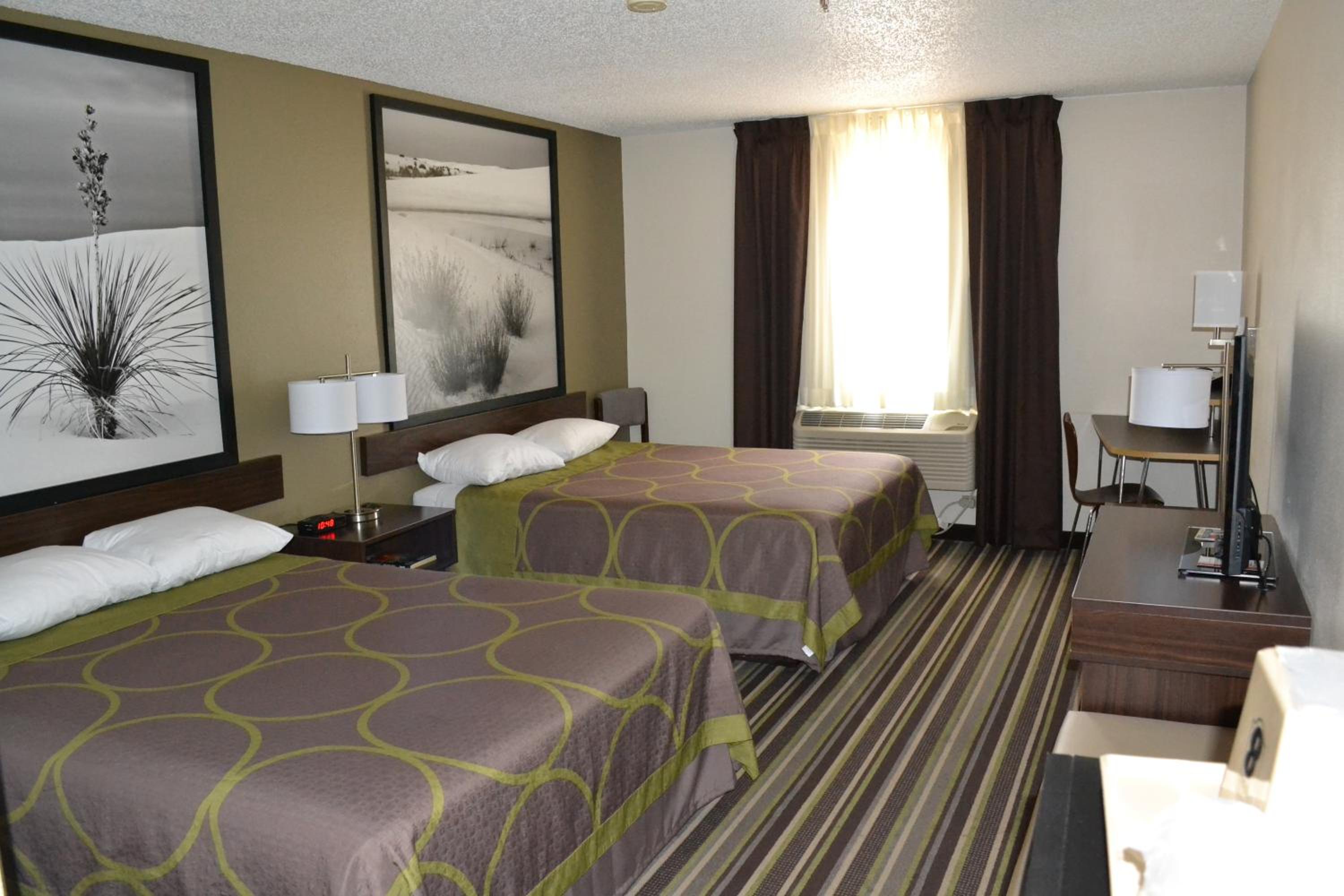 Queen Room with Two Queen Beds - Non-Smoking - Photo 4