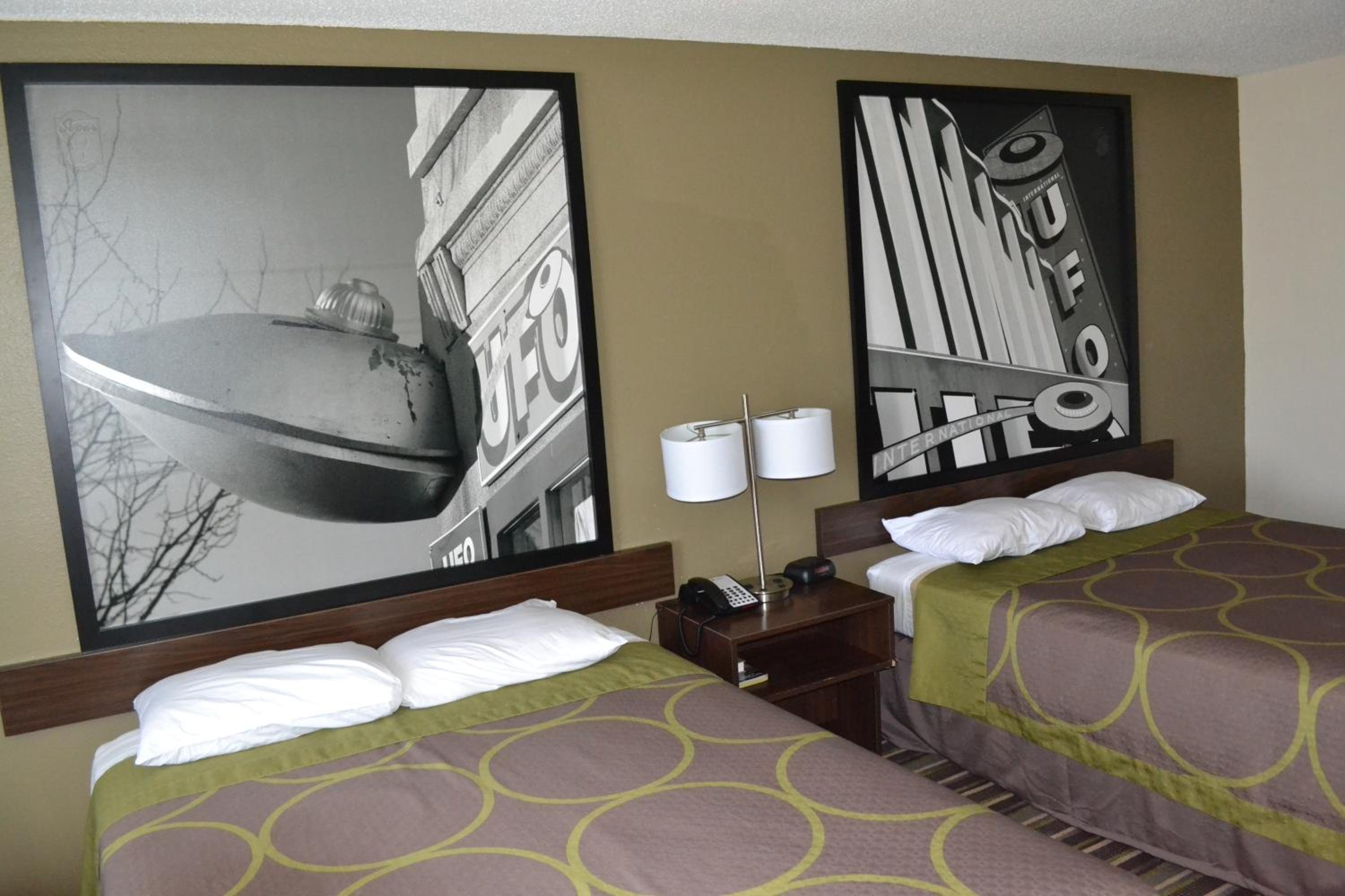 Queen Room with Two Queen Beds - Non-Smoking - Photo 3