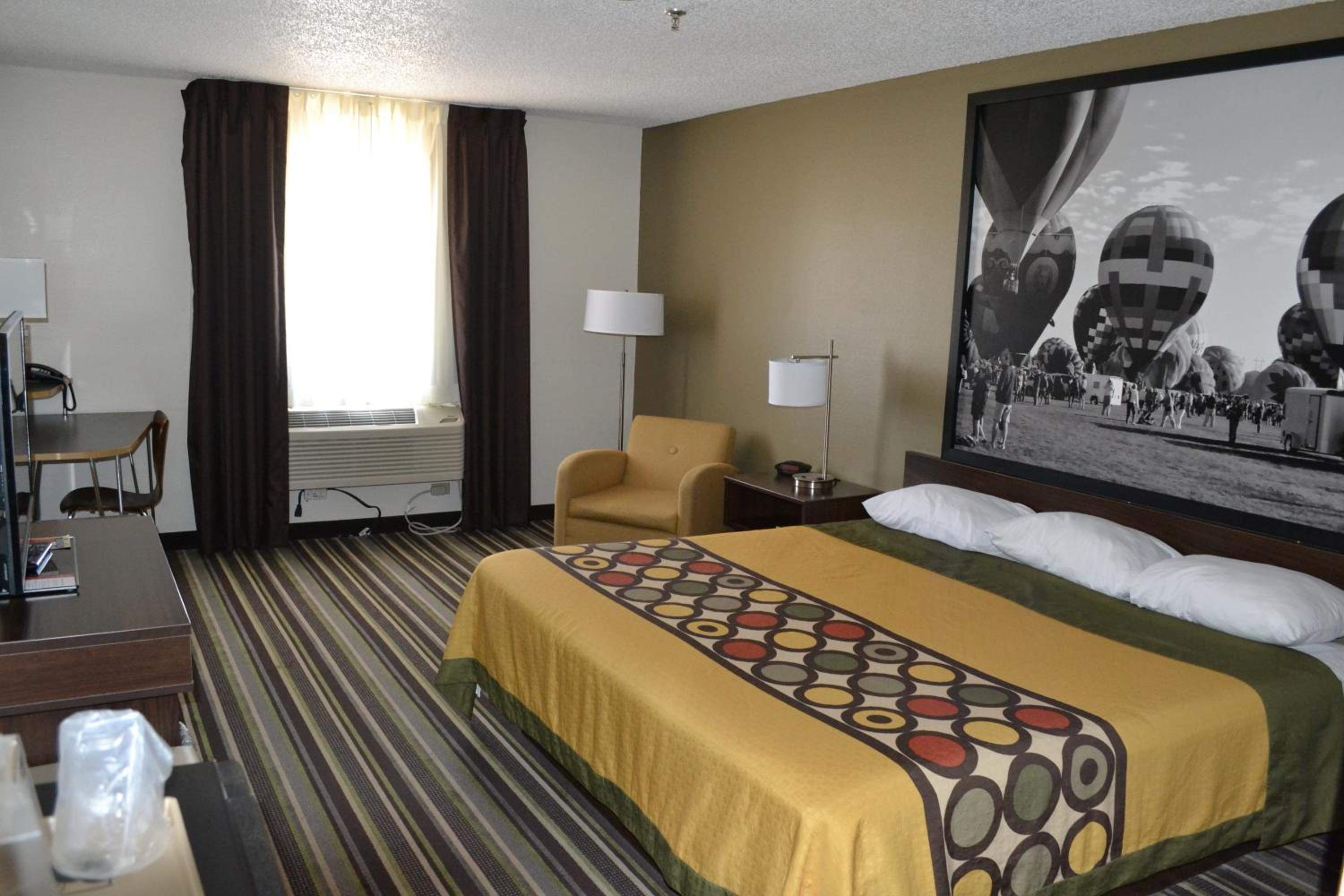 King Room - Non-Smoking - Photo 2