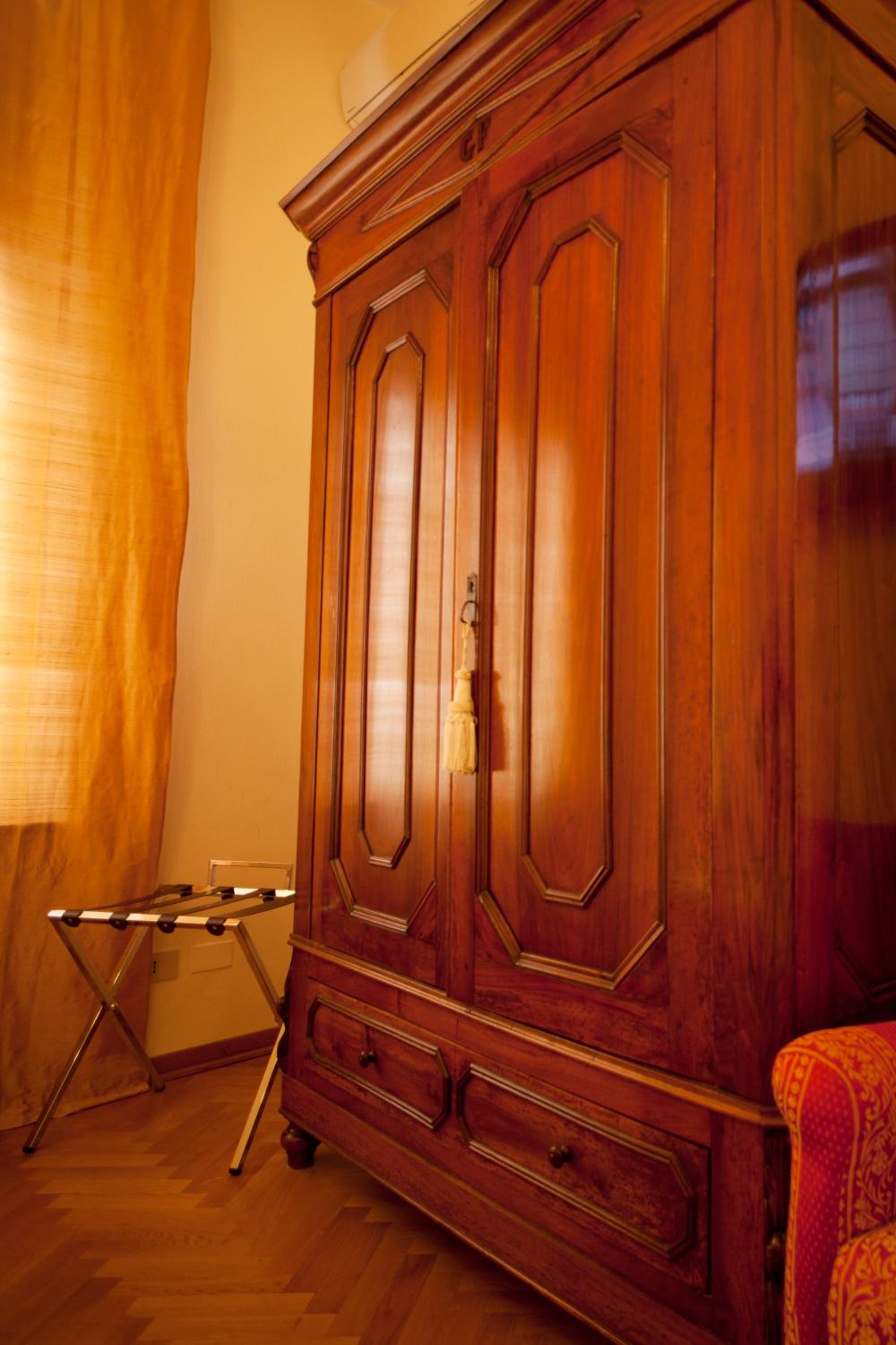 Executive Suite - Photo 18