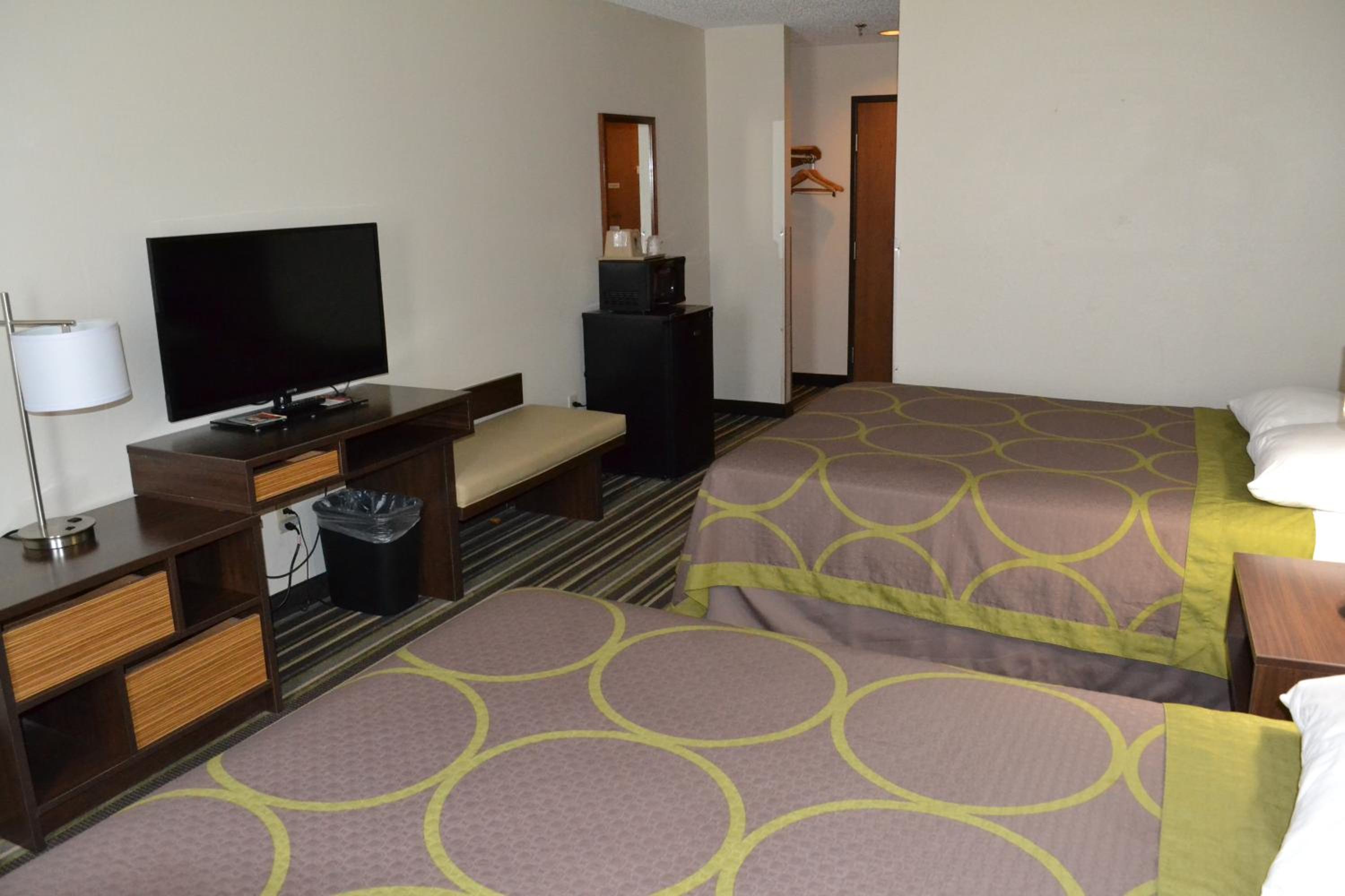 Queen Room with Two Queen Beds - Non-Smoking - Photo 2