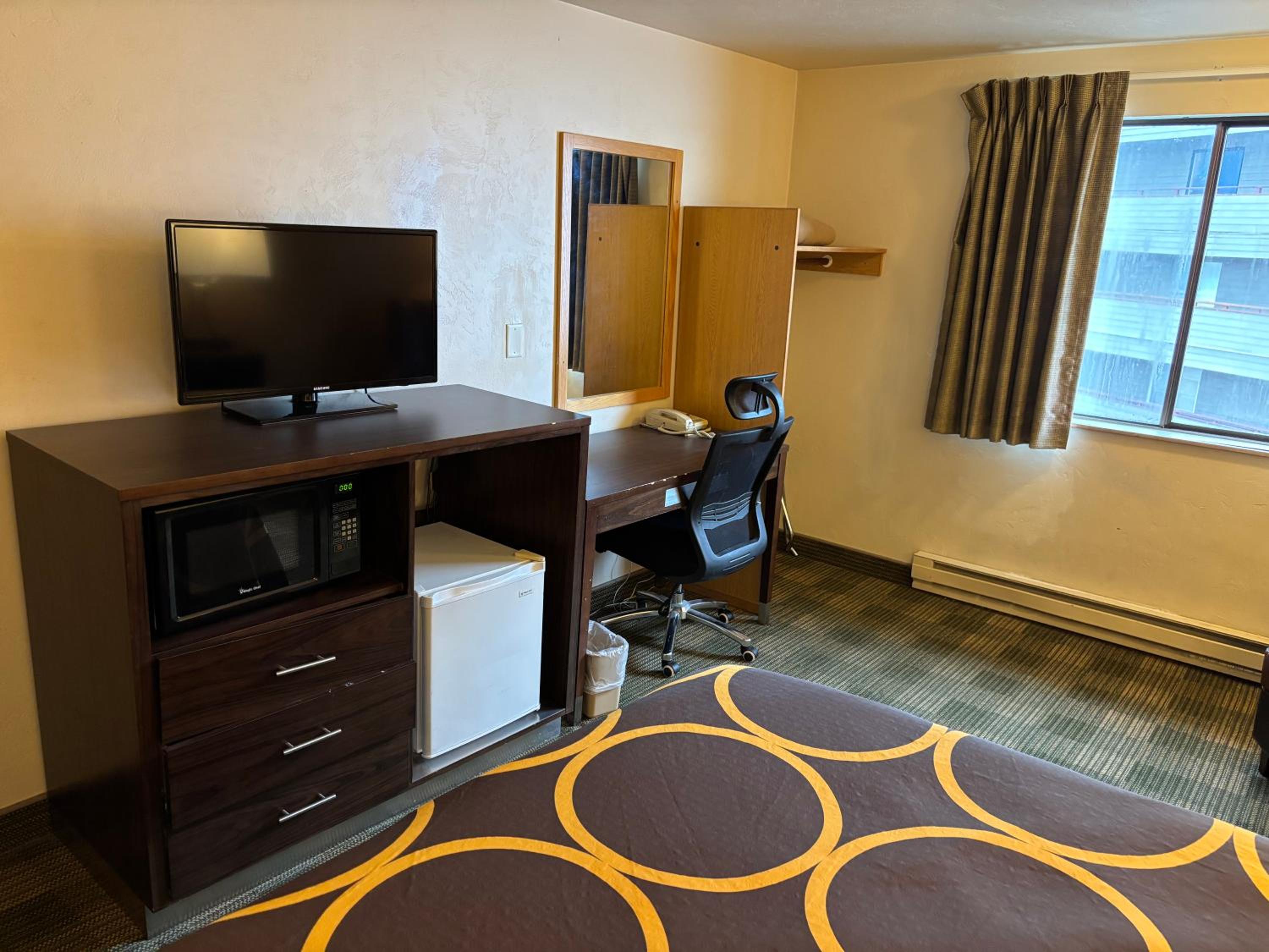 Queen Room - Non-Smoking - Photo 1