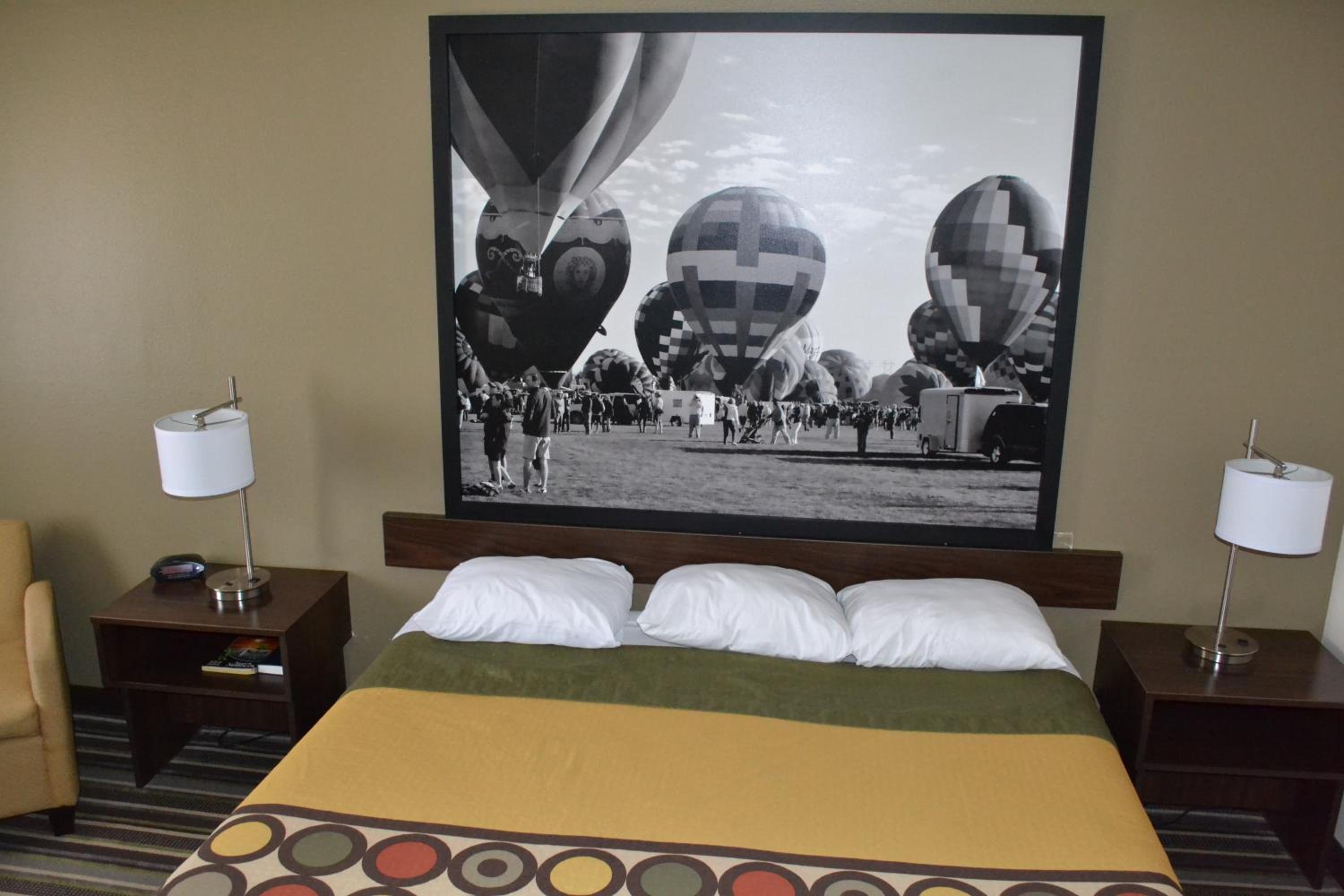 King Room - Non-Smoking - Photo 1
