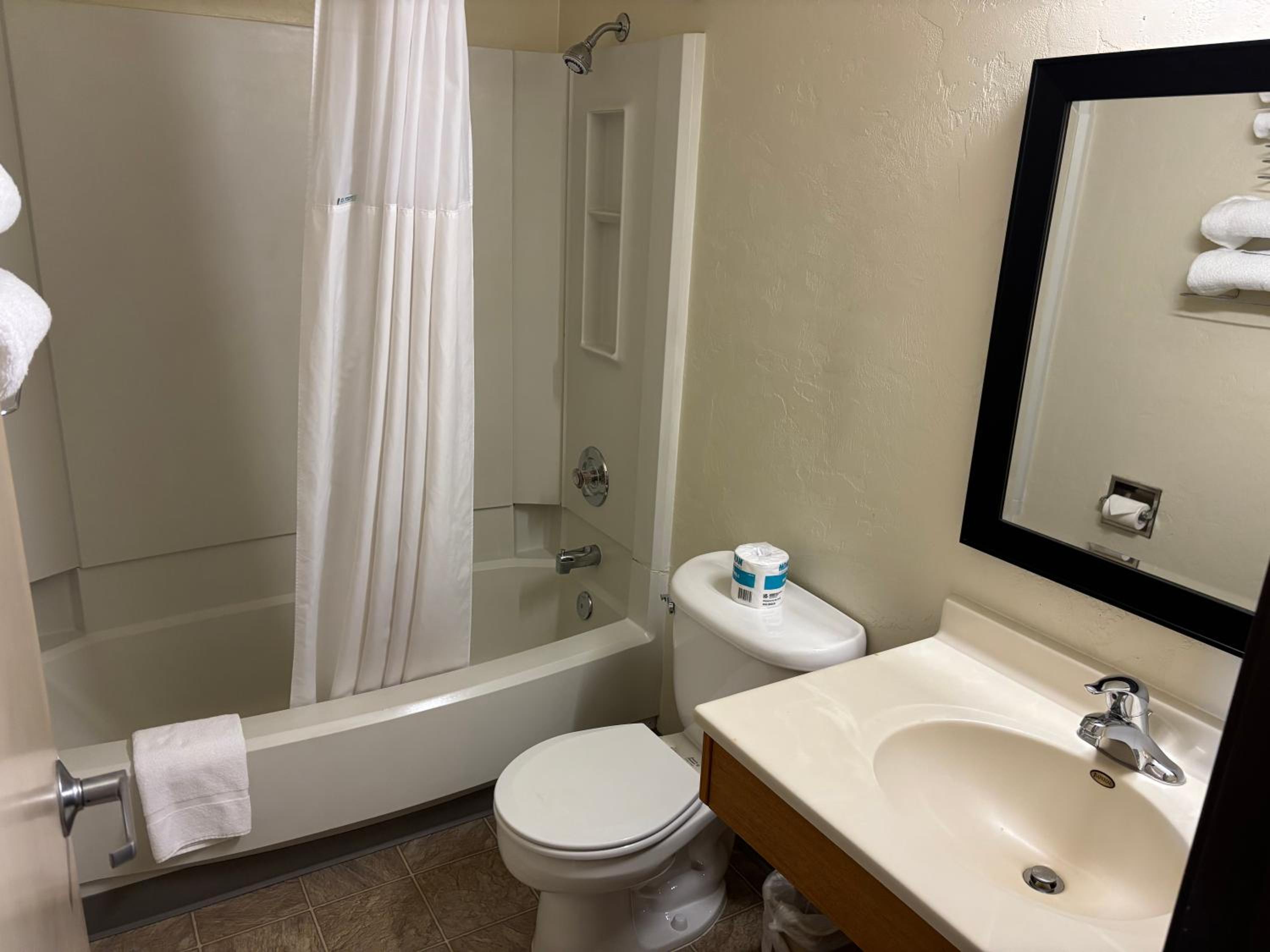 Studio Suite with Two Queen Beds and Ocean View - Non-Smoking - Photo 4