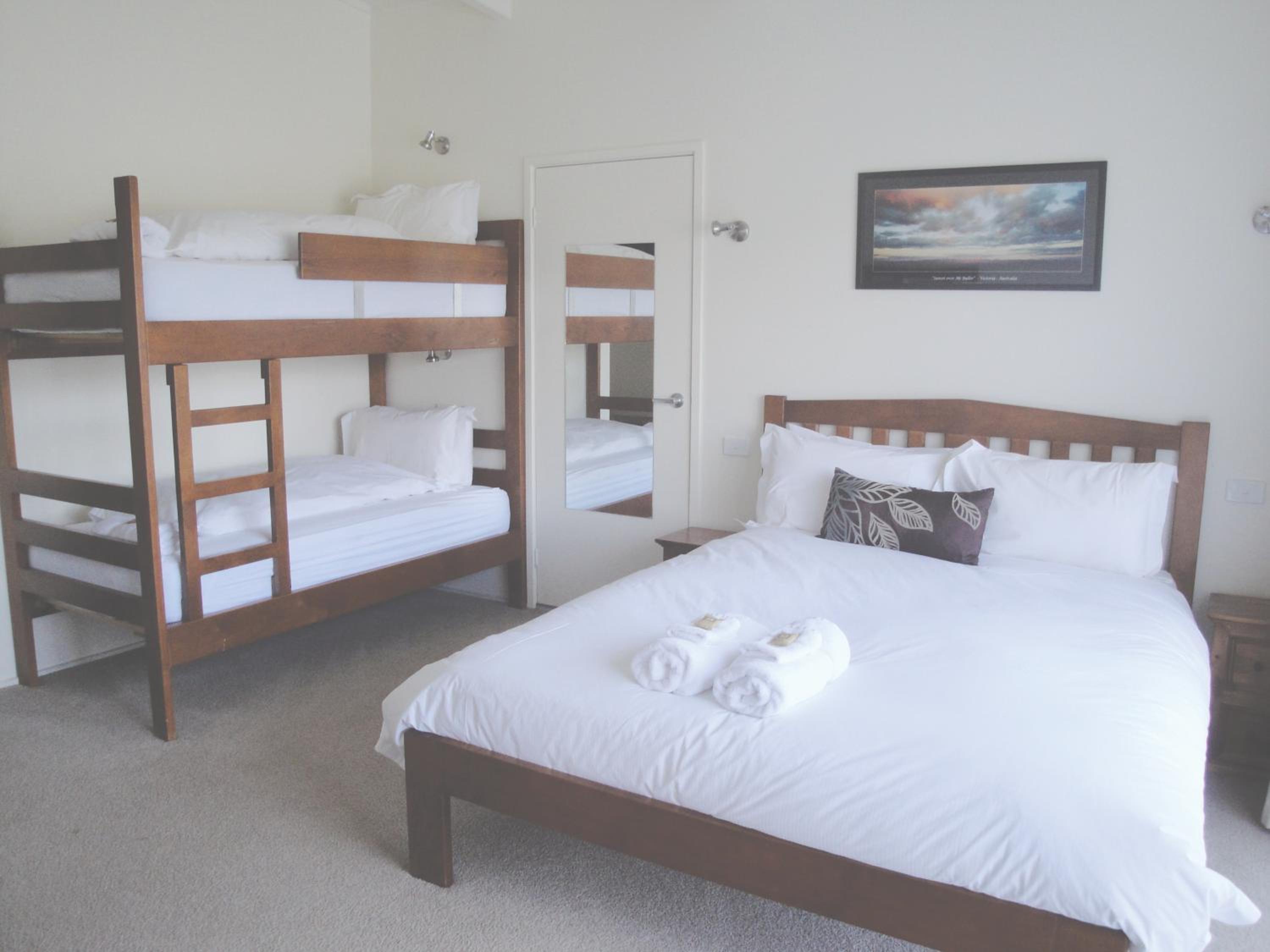One-Bedroom Apartment - Pine photo 1