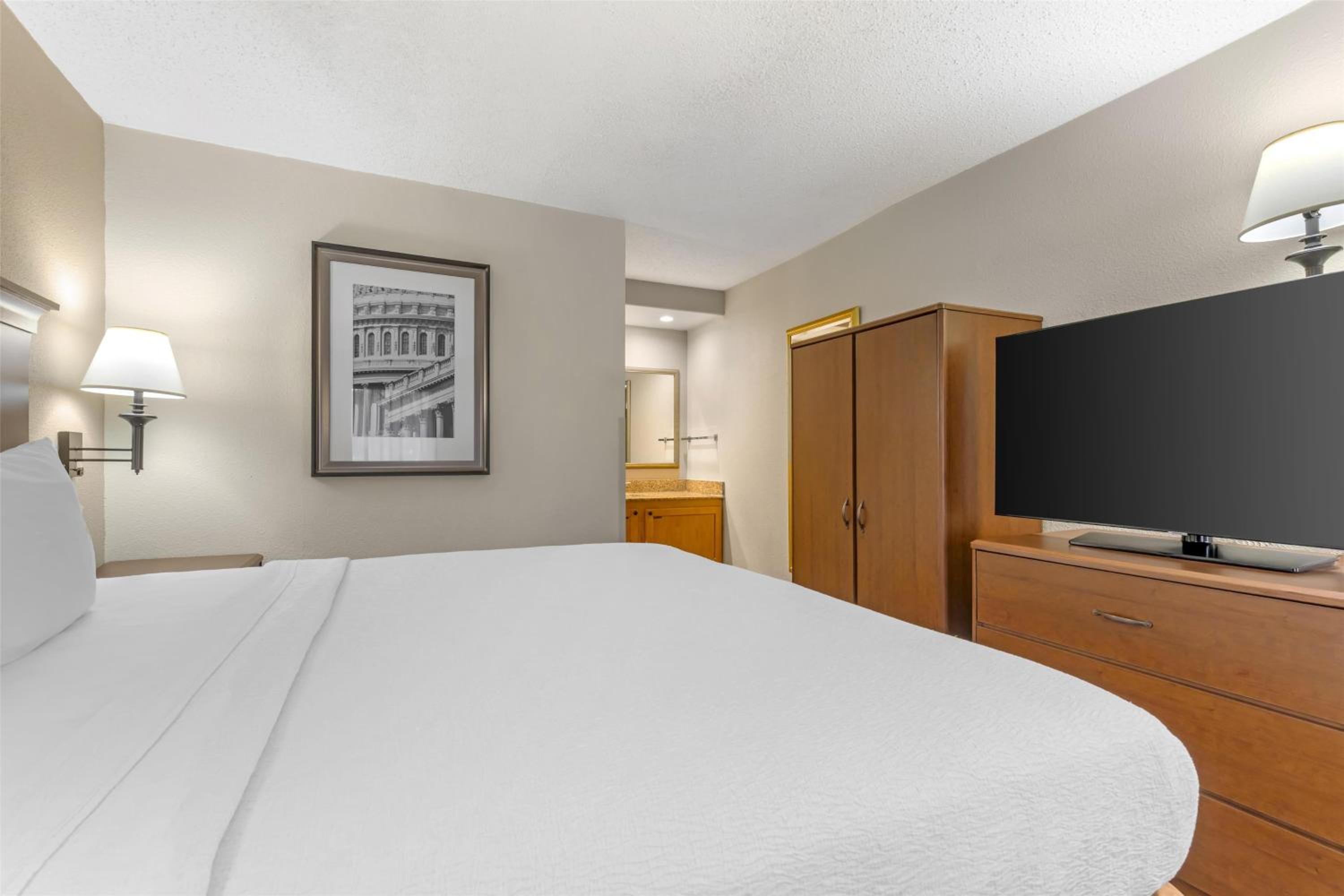 King Room with Sofa Bed - Photo 3