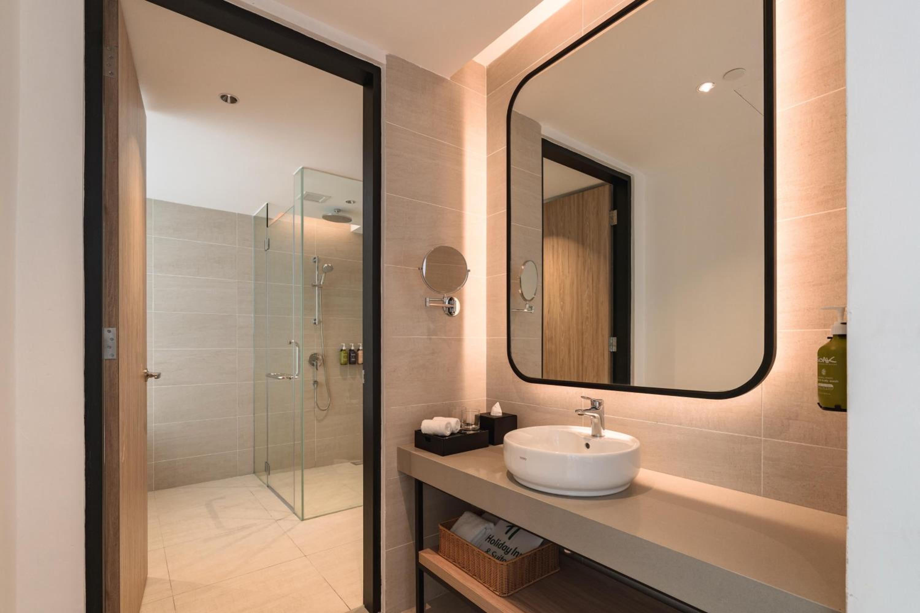 One-Bedroom Suite with Dining and Kitchenette - Photo 4