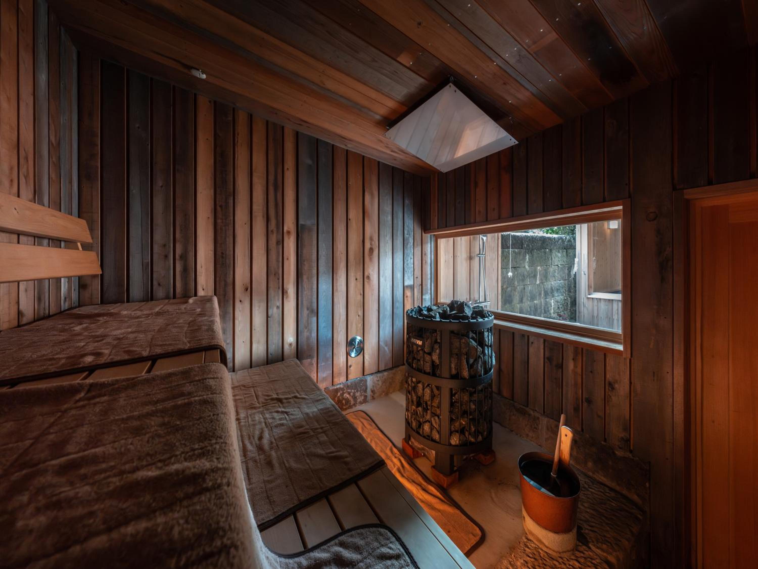 Quadruple Room with Private Bathroom photo 2