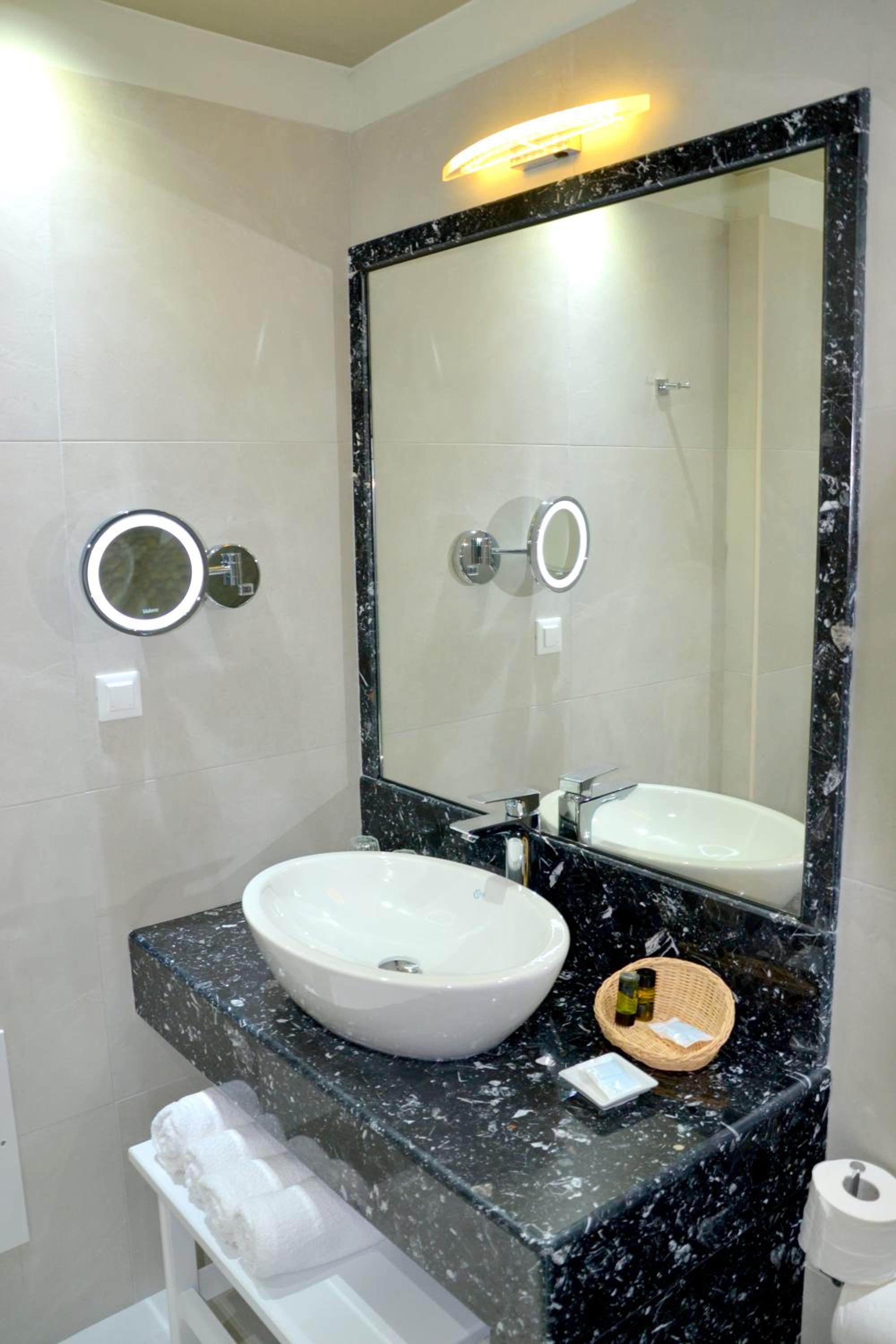 Superior Double or Twin Room - Photo 11