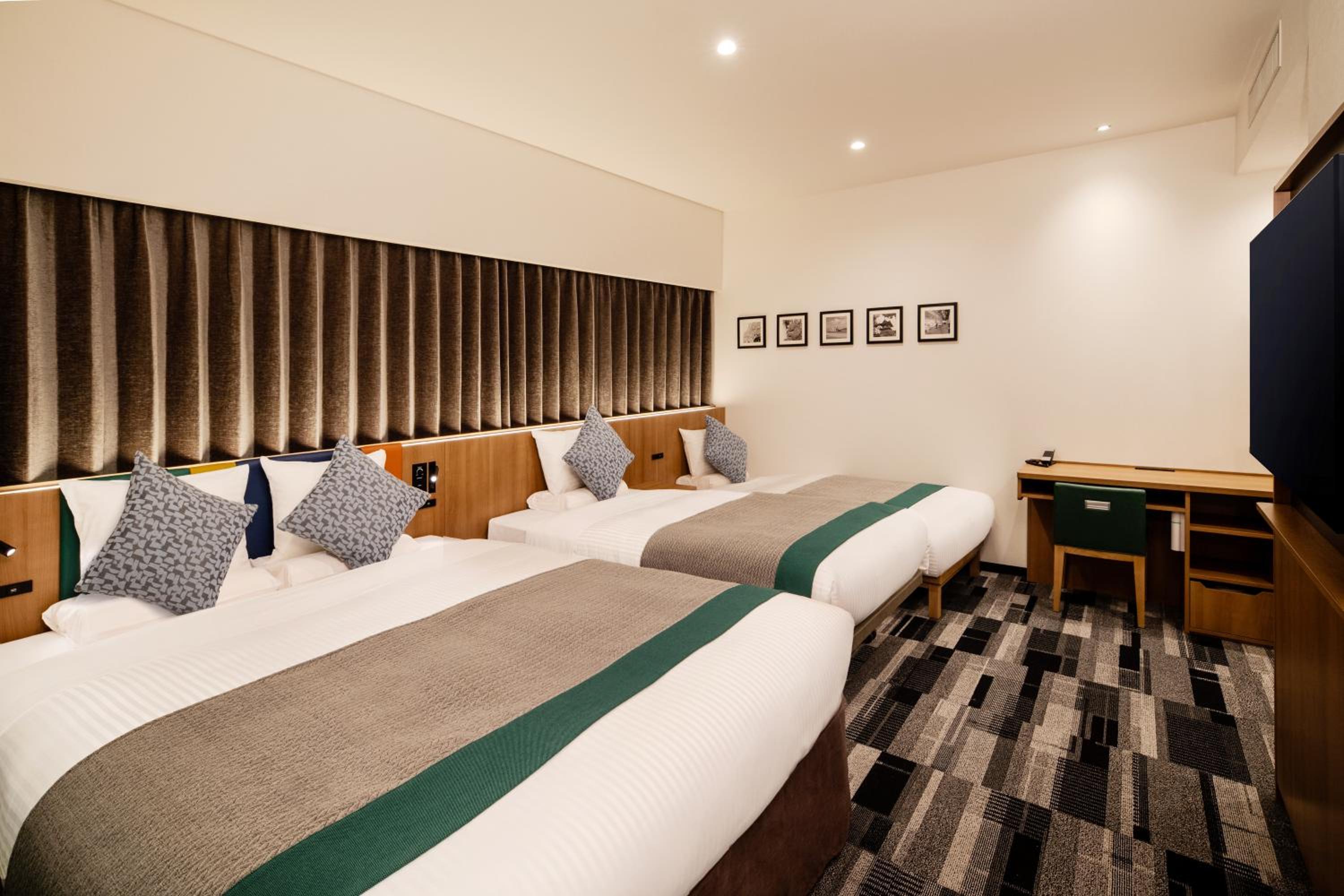 Renewal Accessible Queen with 2 Extra Beds- Non-Smoking photo 1
