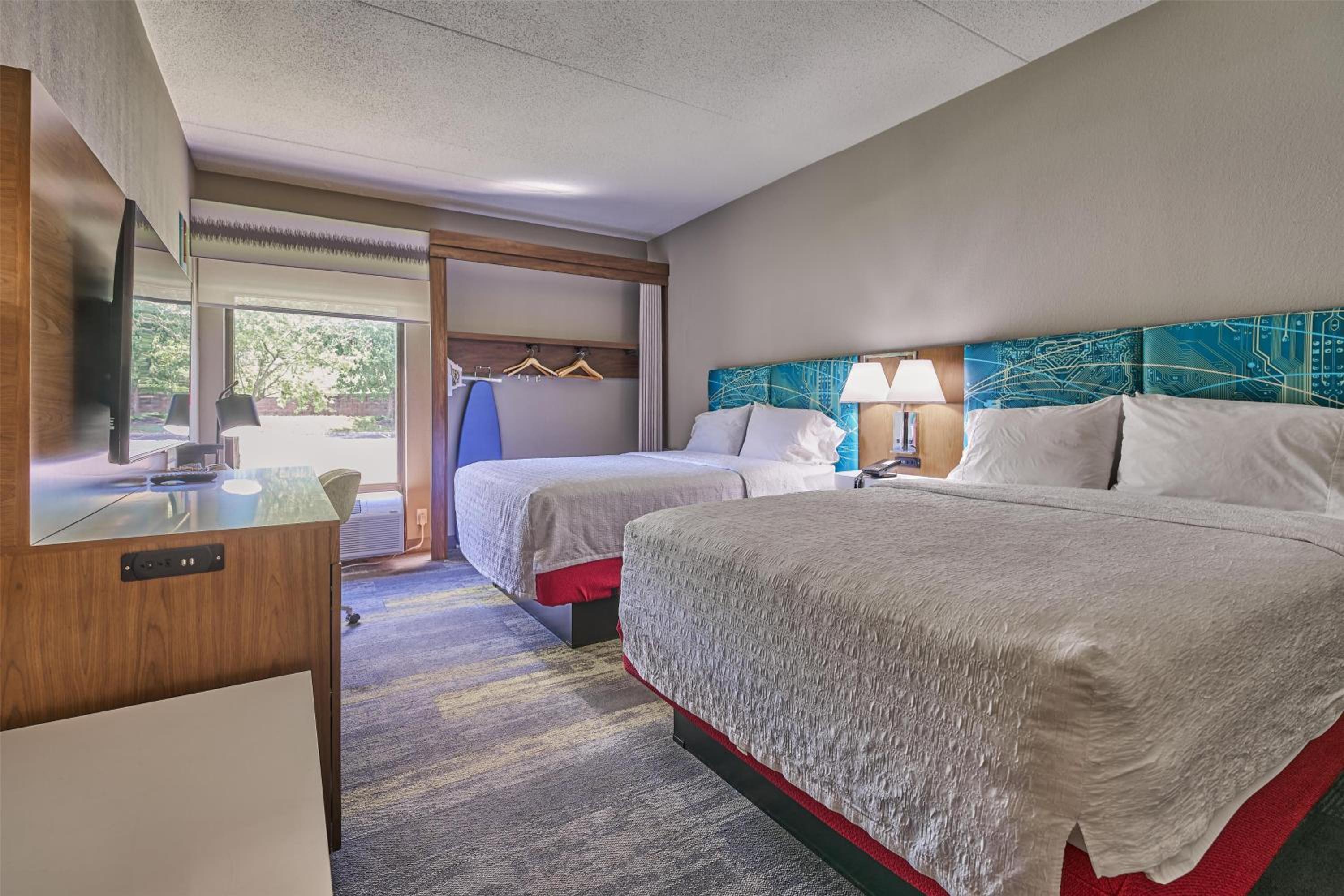 Queen Room with Two Queen Beds - Non-Smoking photo 3