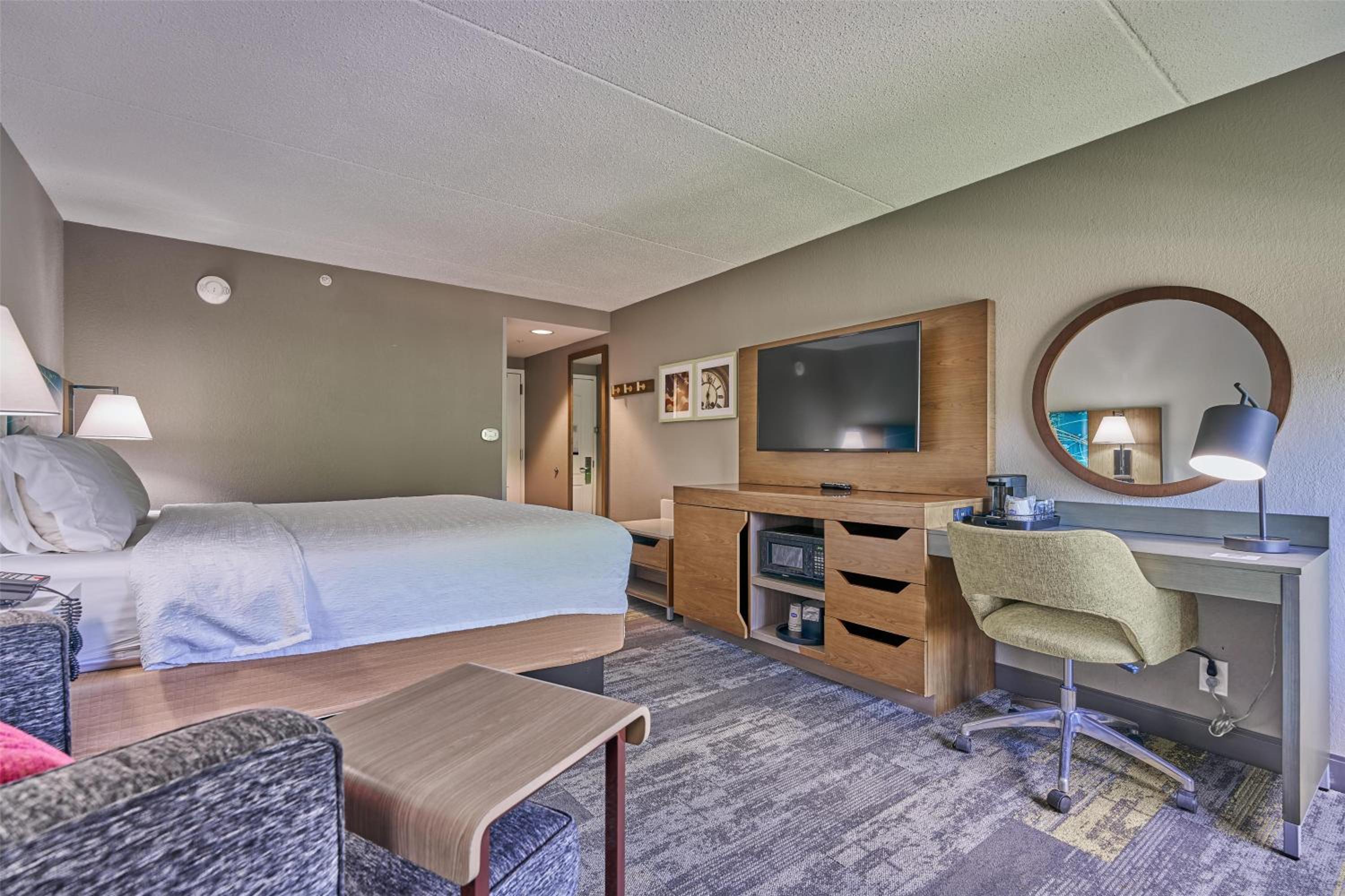 King Room - Non-Smoking - Photo 2