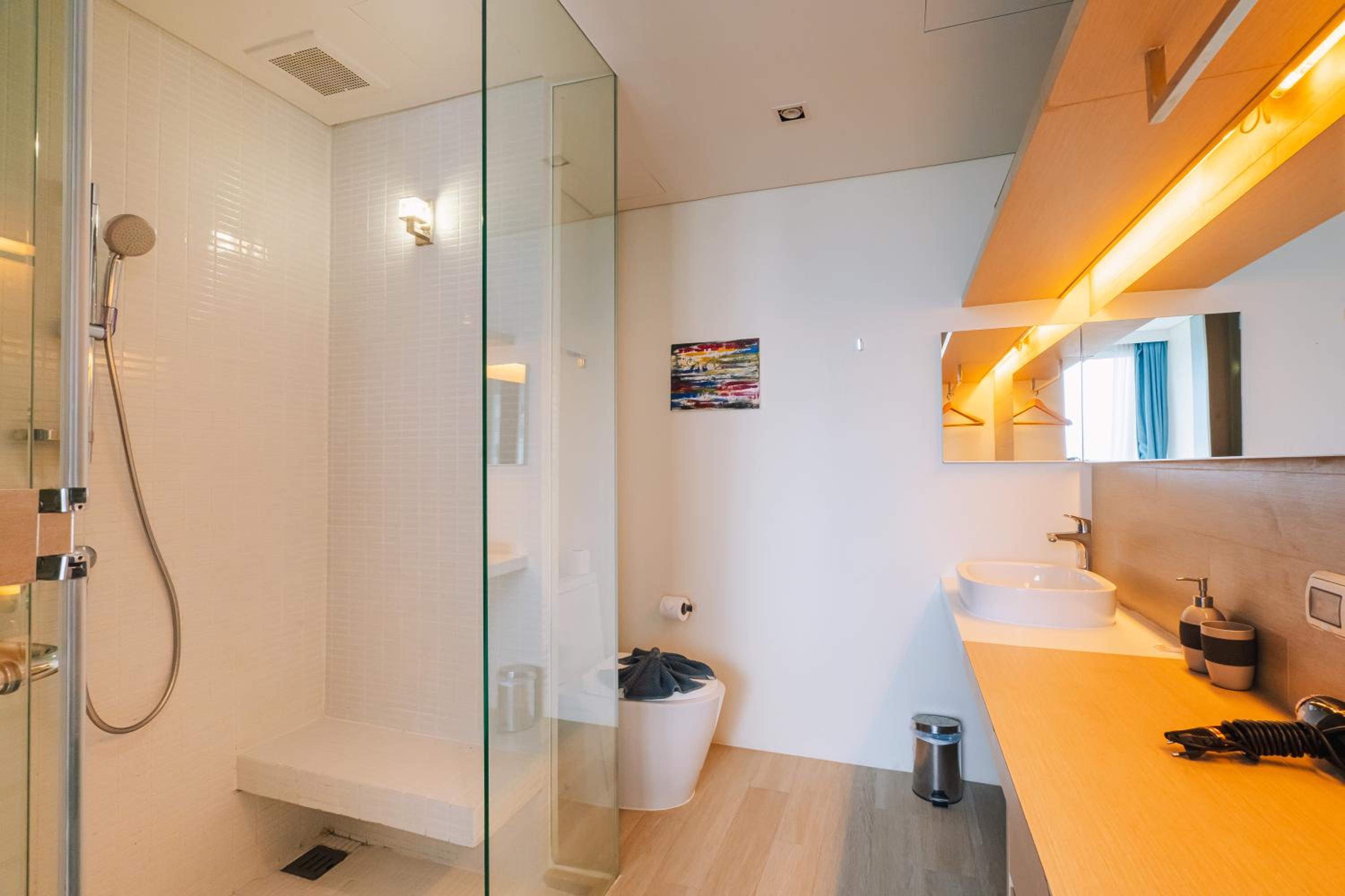 Three-Bedroom Premium Apartment with Balcony - Photo 3