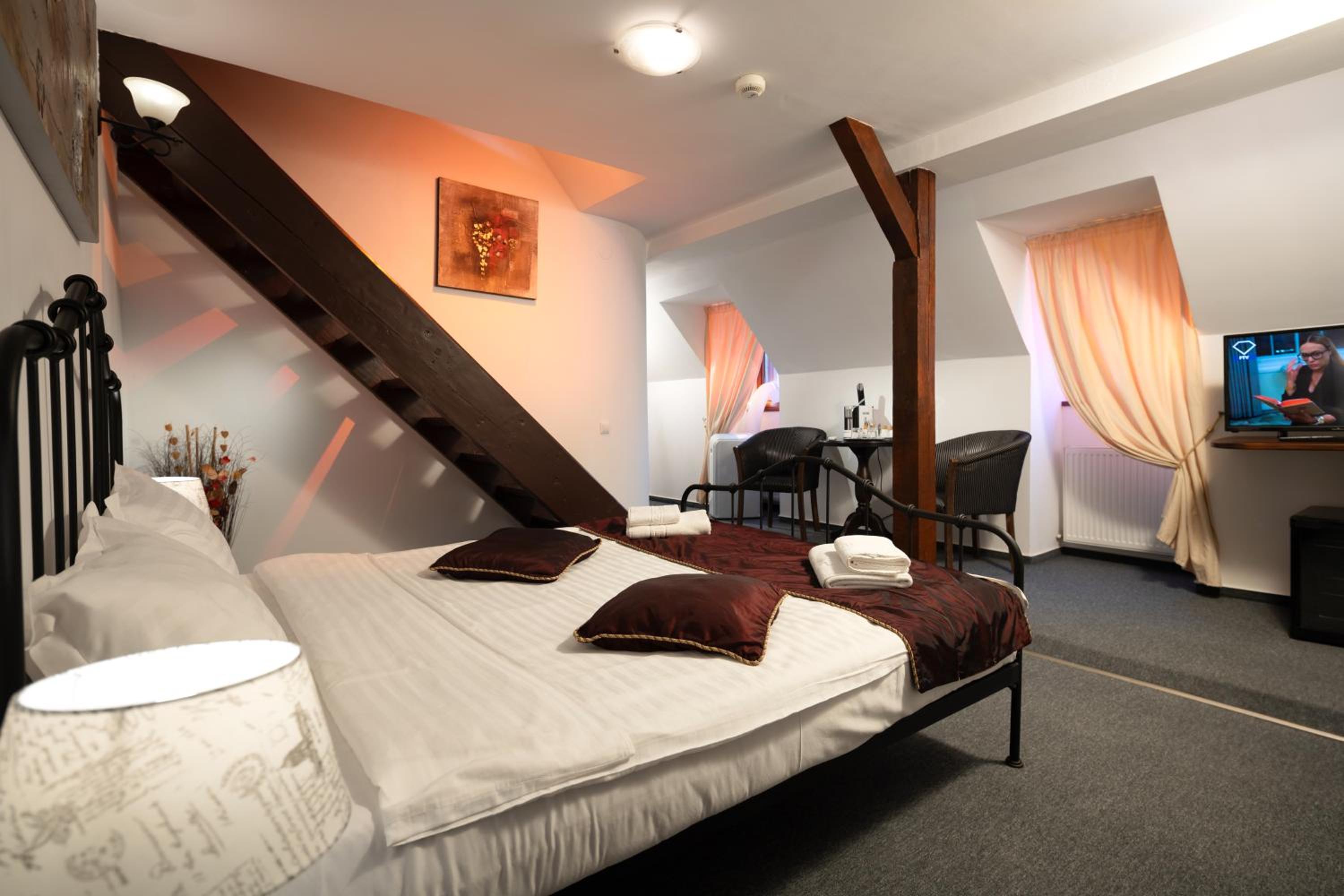 Standard Queen Room