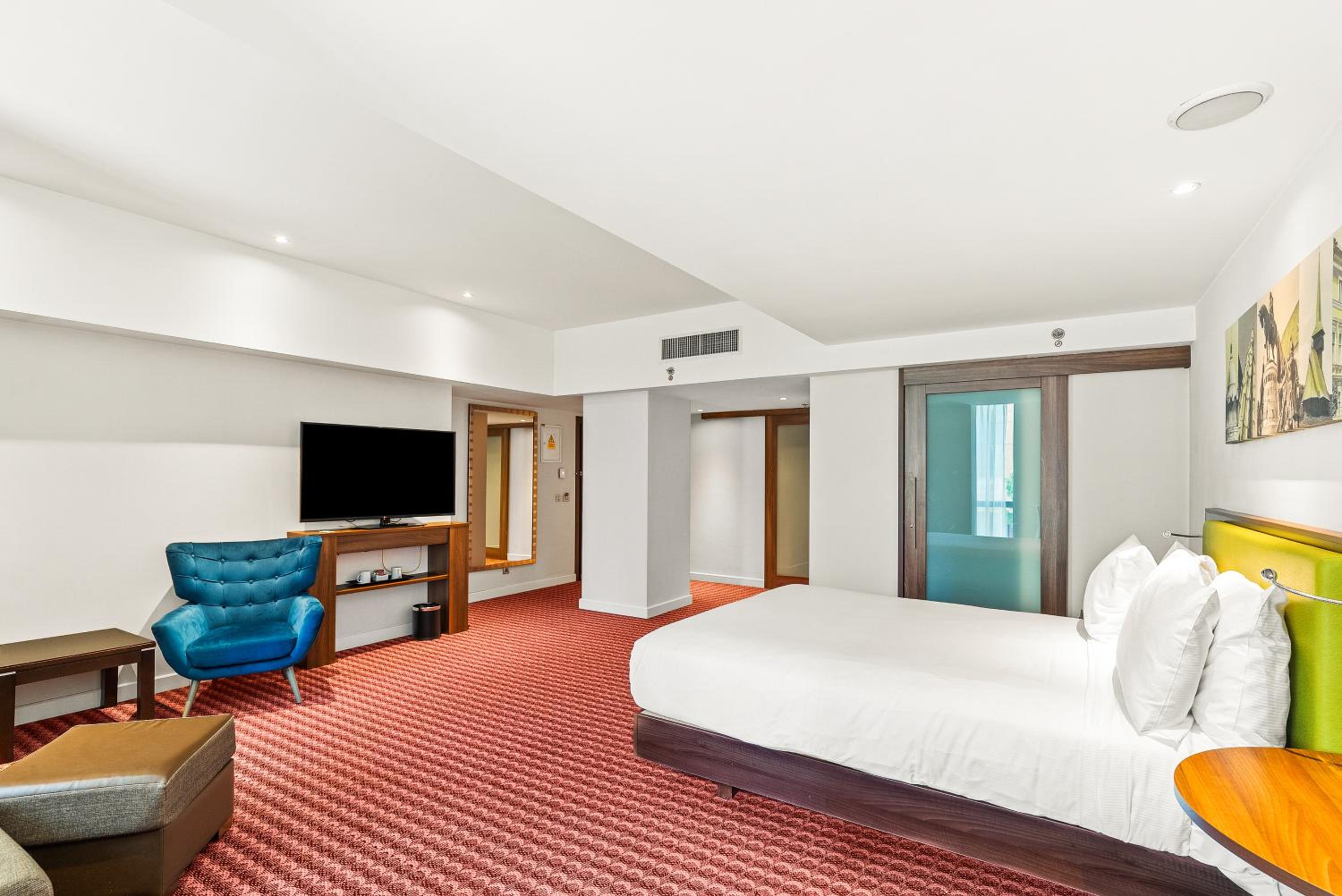 Queen Corner Room with Sofa Bed - Non-Smoking - Photo 1