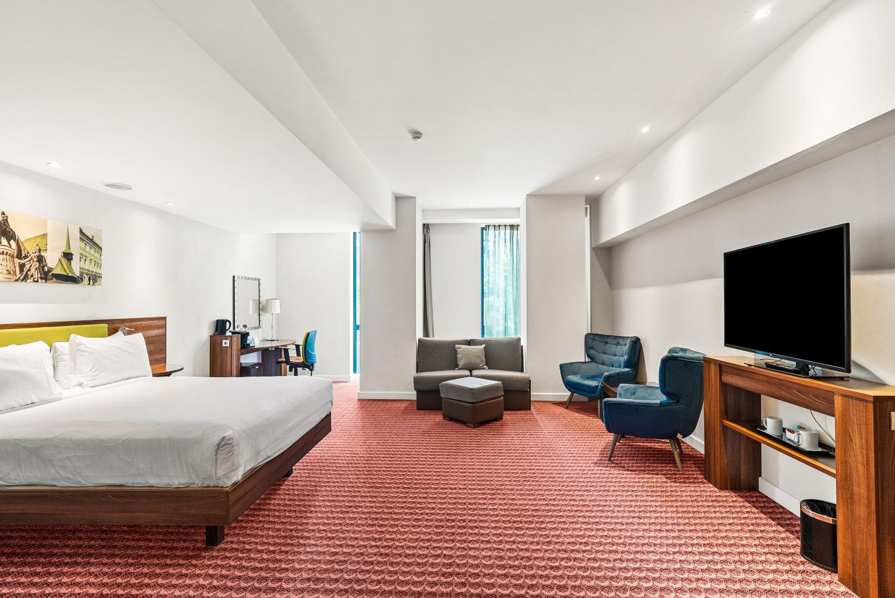 Queen Corner Room with Sofa Bed - Non-Smoking - Photo 2