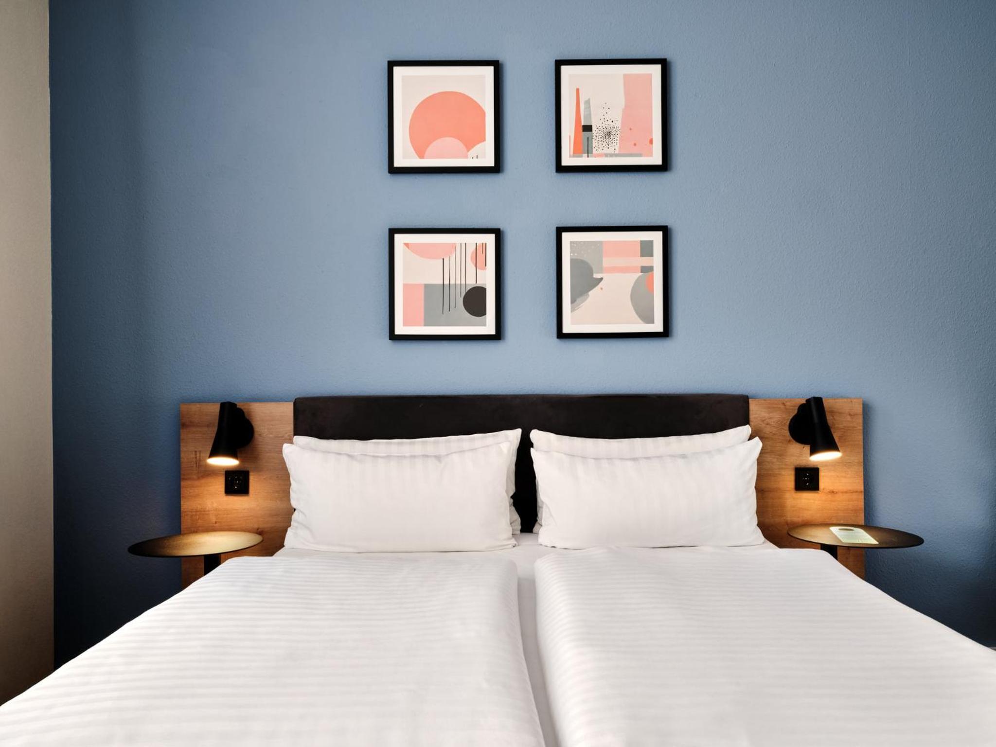 Standard Queen Room thumbnail 5