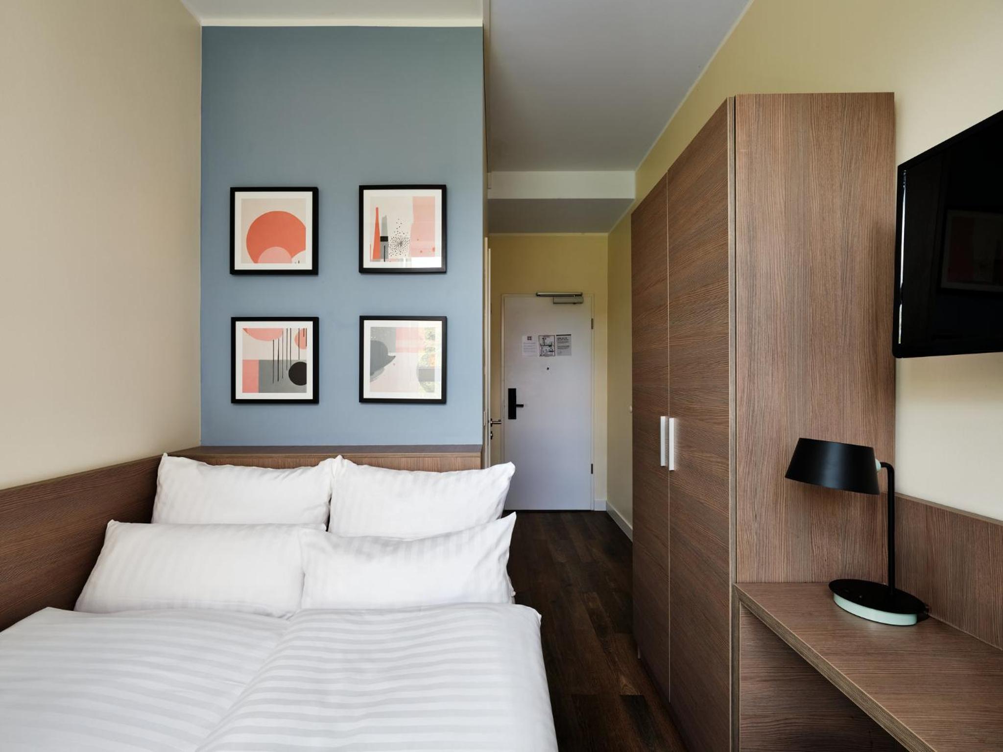 Standard Double Room thumbnail 5
