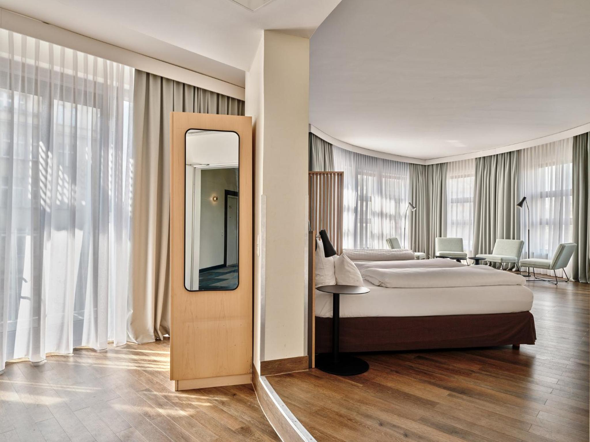 Premium Family Room with Two Queen Beds thumbnail 6