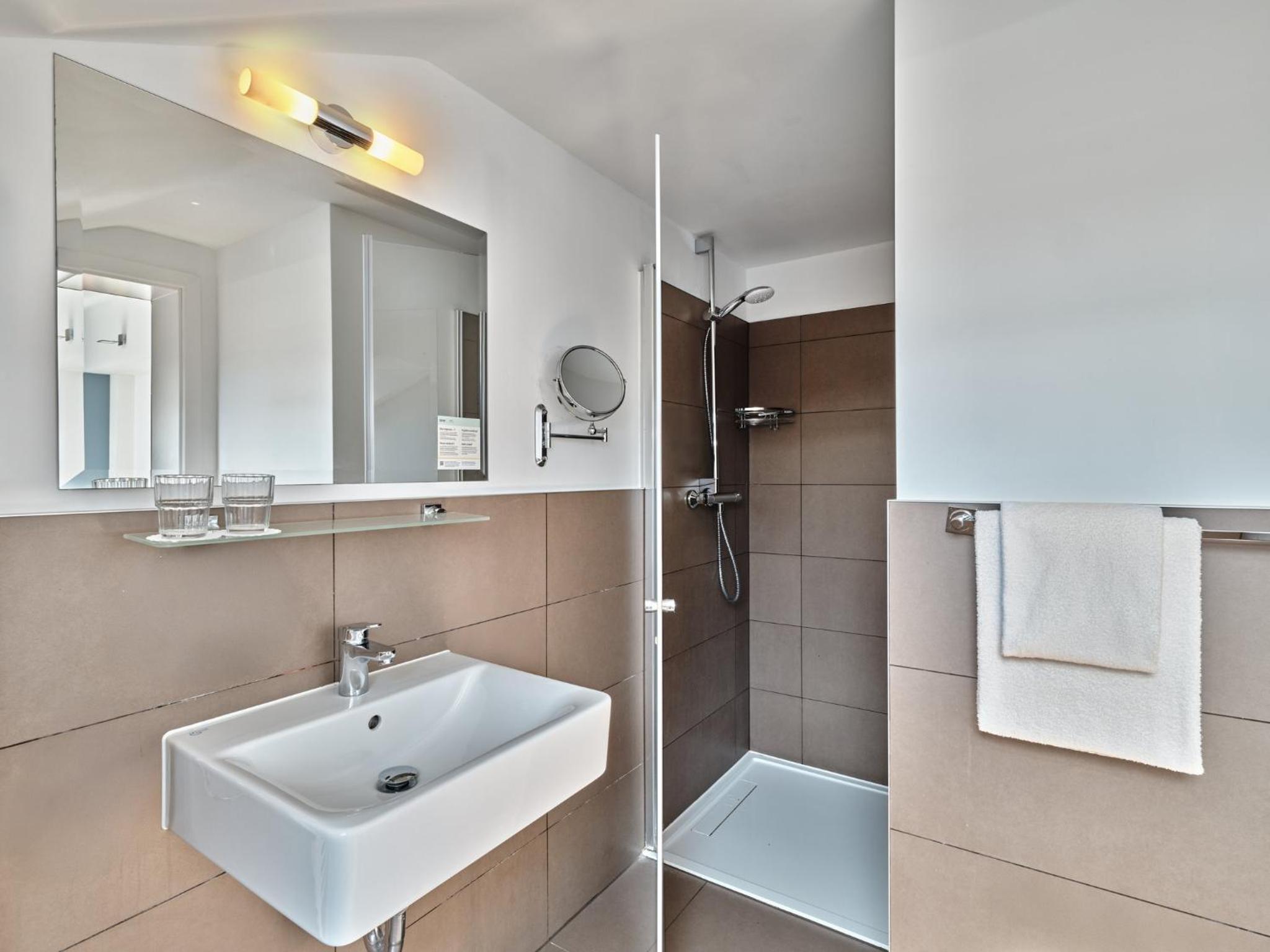 Standard Twin Room with Walk-In Shower thumbnail 5